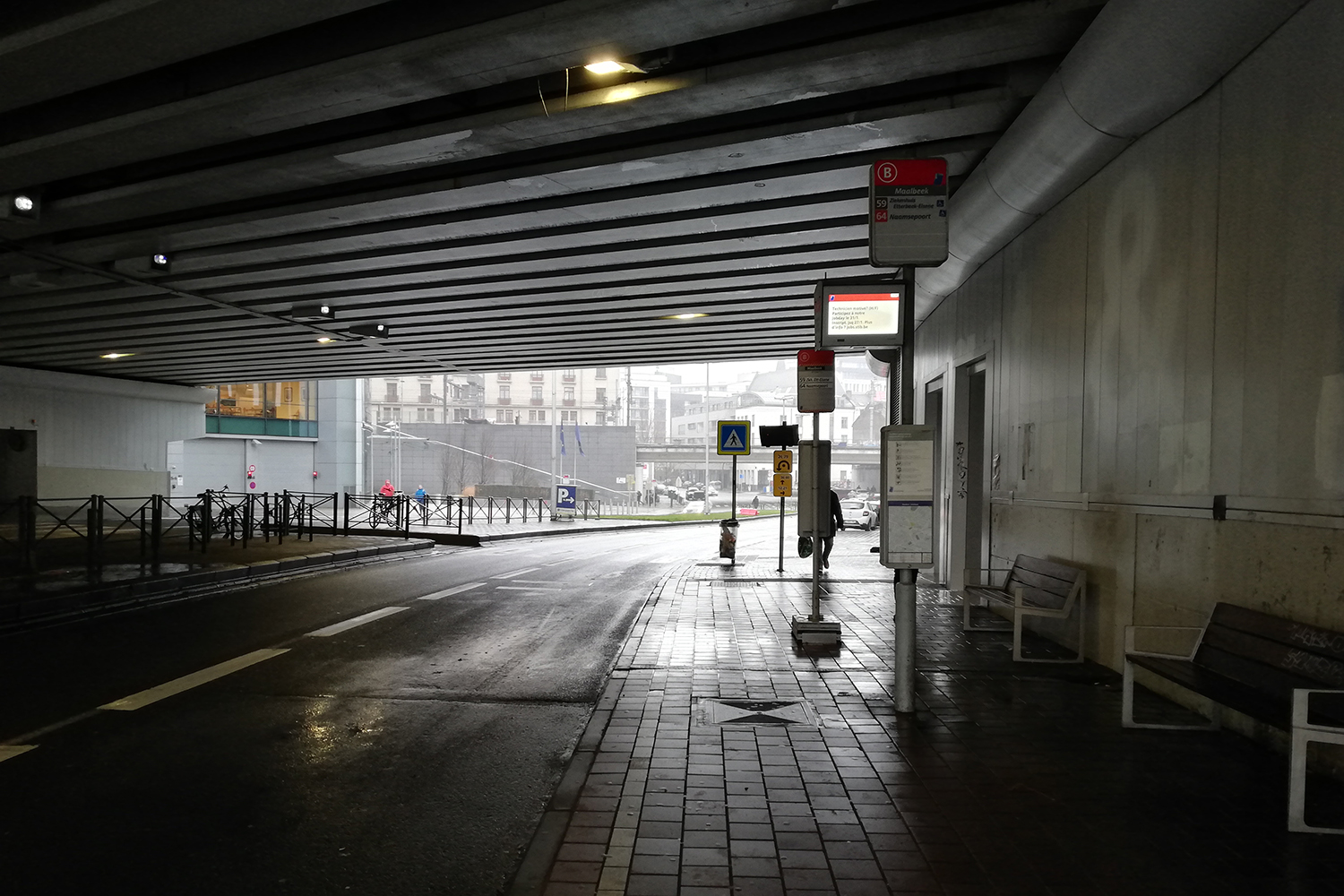 À la sortie du métro, il faut encore une petite dizaine de minutes à pied pour atteindre le Parlement, et ce, sous une pluie fine. 