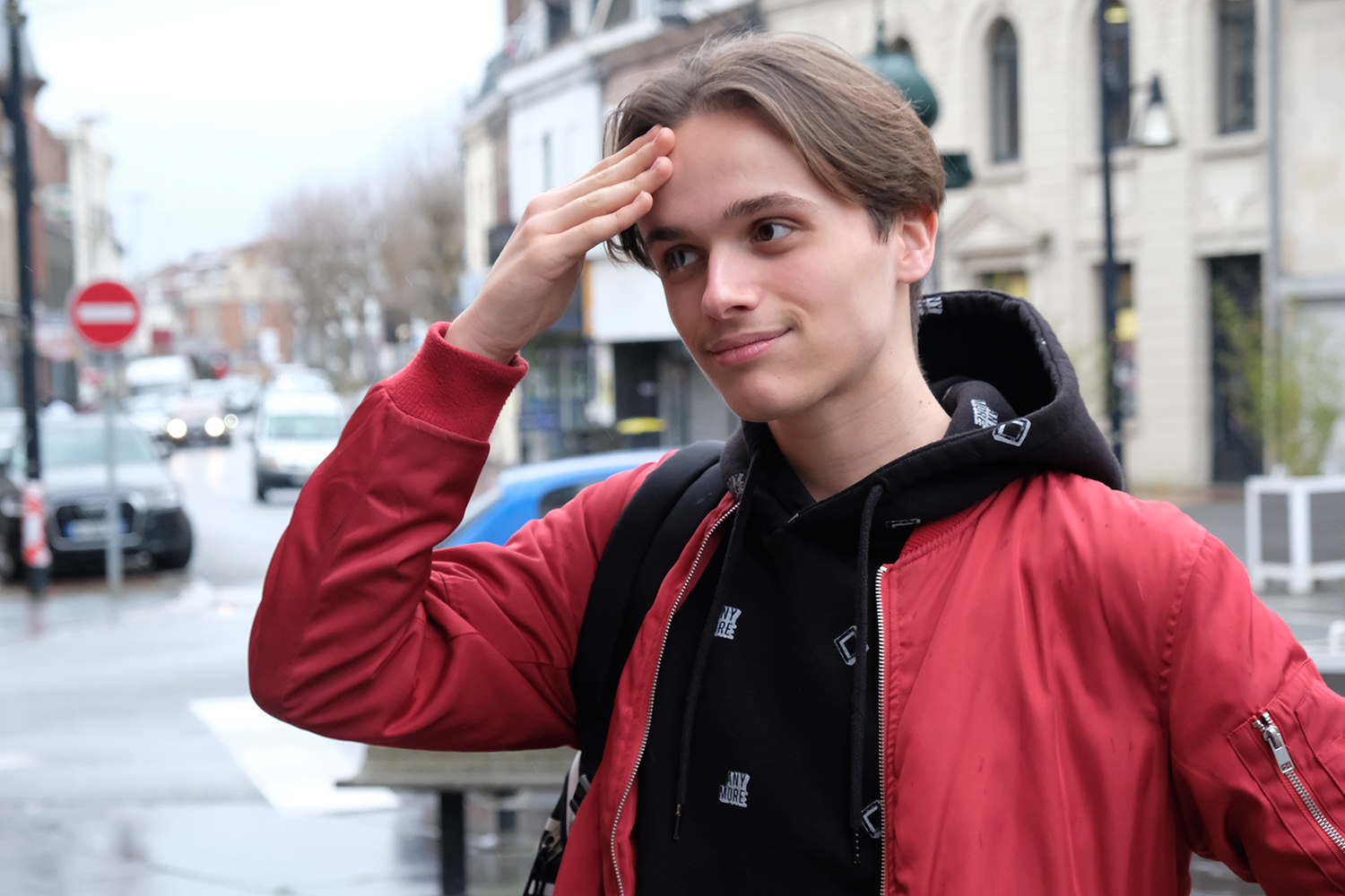 En sortant de la médiathèque, il manque une chose essentielle : un portrait de Davy. Nadia lui demande de mettre son badge « Jeunes Ecolos ». Oups, ce dernier l’a oublié. 