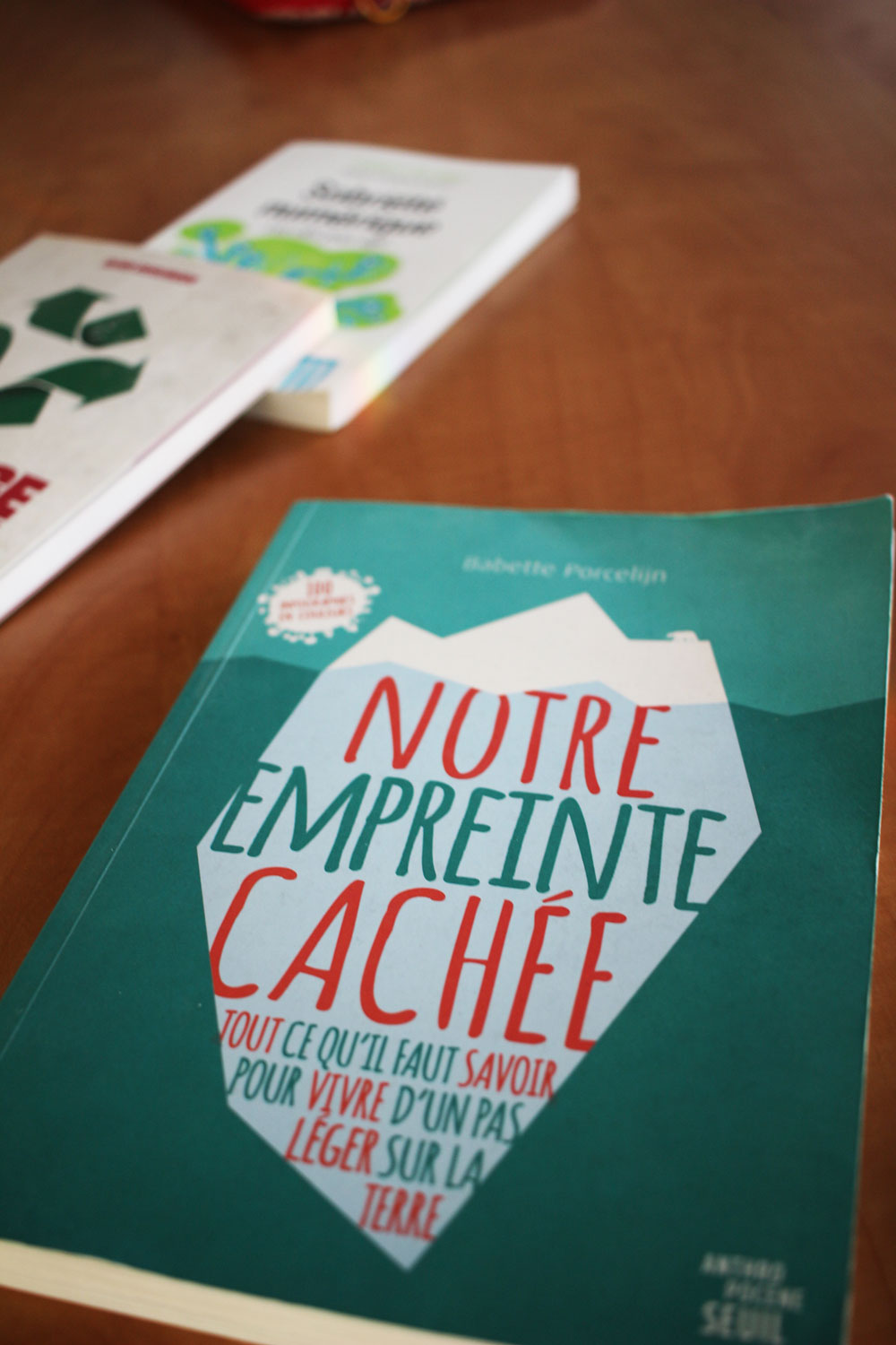 « Notre empreinte numérique cachée ». Emmanuelle apporte quelques livres qui peuvent être lus par des élèves de 5ème. Elle les a sélectionnés avec soin et en présente trois © Globe Reporters 