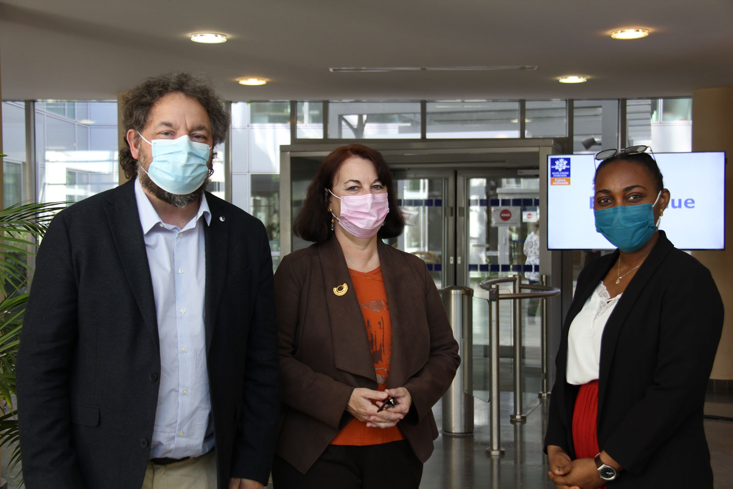 Frédérique LEPRINCE, responsable des relations internationales de la CAF accueille notre envoyée spéciale avec le directeur adjoint et l’attachée de presse © Globe Reporters