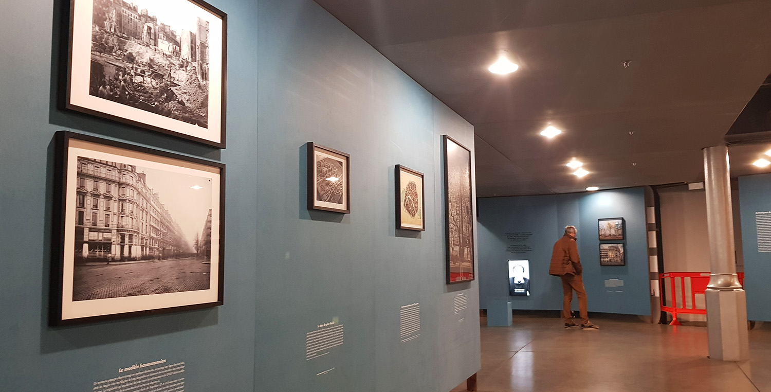 En attendant Fanny TASSEL qui ne devrait plus tarder, Chloé en profite pour faire le tour de l’exposition. On y apprend beaucoup sur les choix qui ont été faits en matière d’urbanisme © Globe Reporters