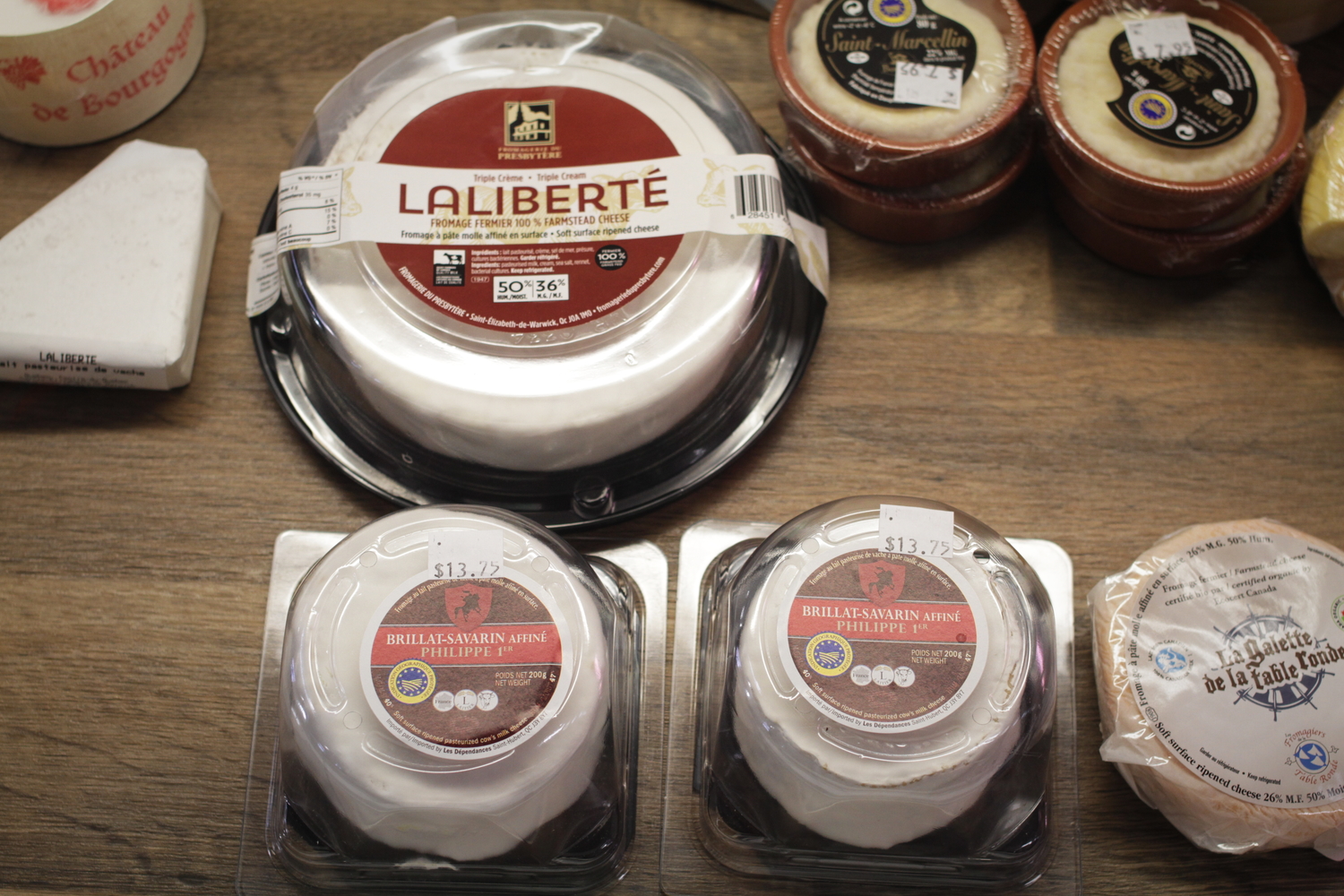 Fromages français en vente dans la fromagerie.