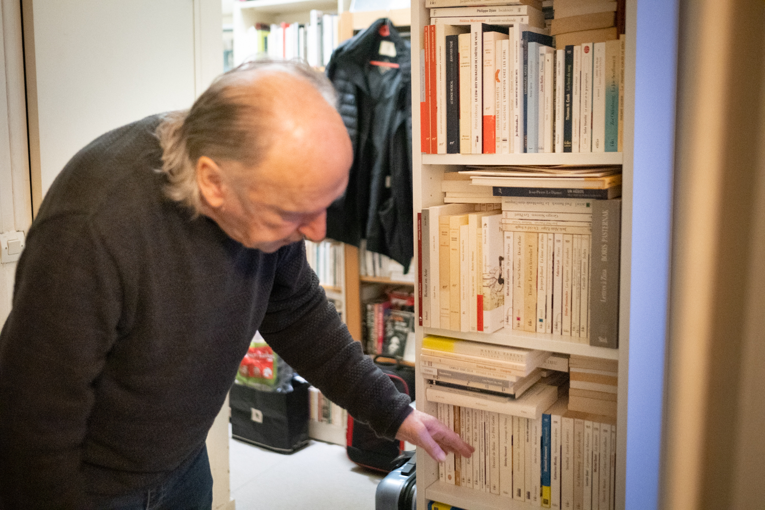 Le petit appartement parisien de Guy GOFFETTE est rempli d’étagères de livres, de l’entrée au salon, jusque dans la chambre. De par sa passion, la poésie, et son ancien métier chez l’éditeur Gallimard, le poète lit énormément © Globe Reporters