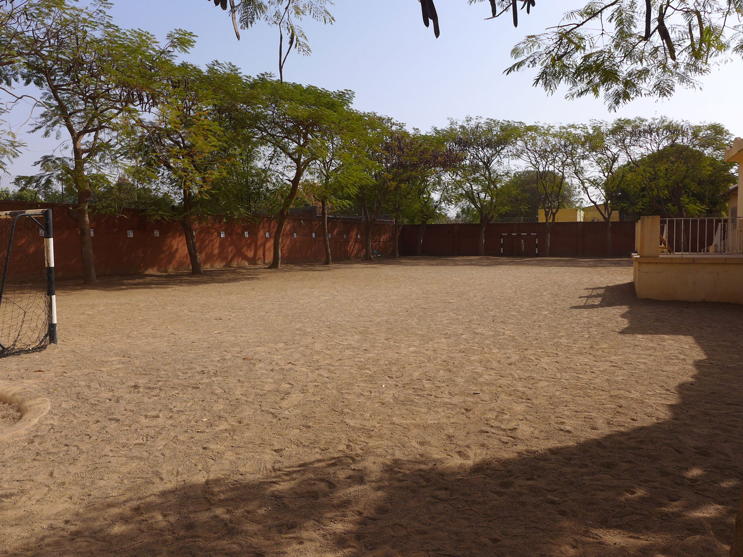 Le terrain des jeux de ballon de l’école.