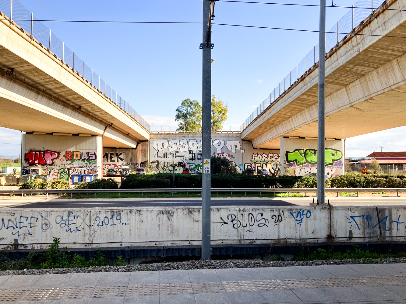 À la station de métro et de trains de Koropi, dans la grande banlieue d’Athènes © Globe Reporters