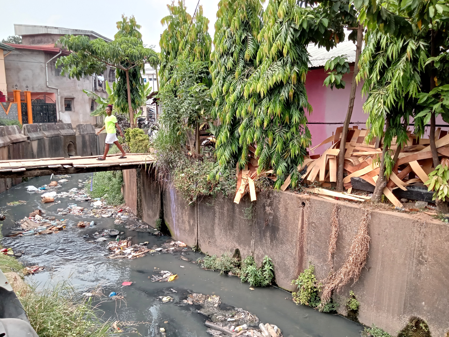 Pour lutter contre les inondations, on construit des canaux en béton pour faciliter et contrôler la circulation de l’eau comme ici dans le quartier de Bonadibong © Globe Reporters