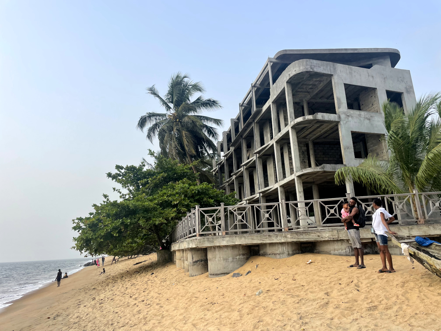 Malgré la montée des eaux, on continue de construire “les pieds dans l’eau” à Kribi © Globe Reporters