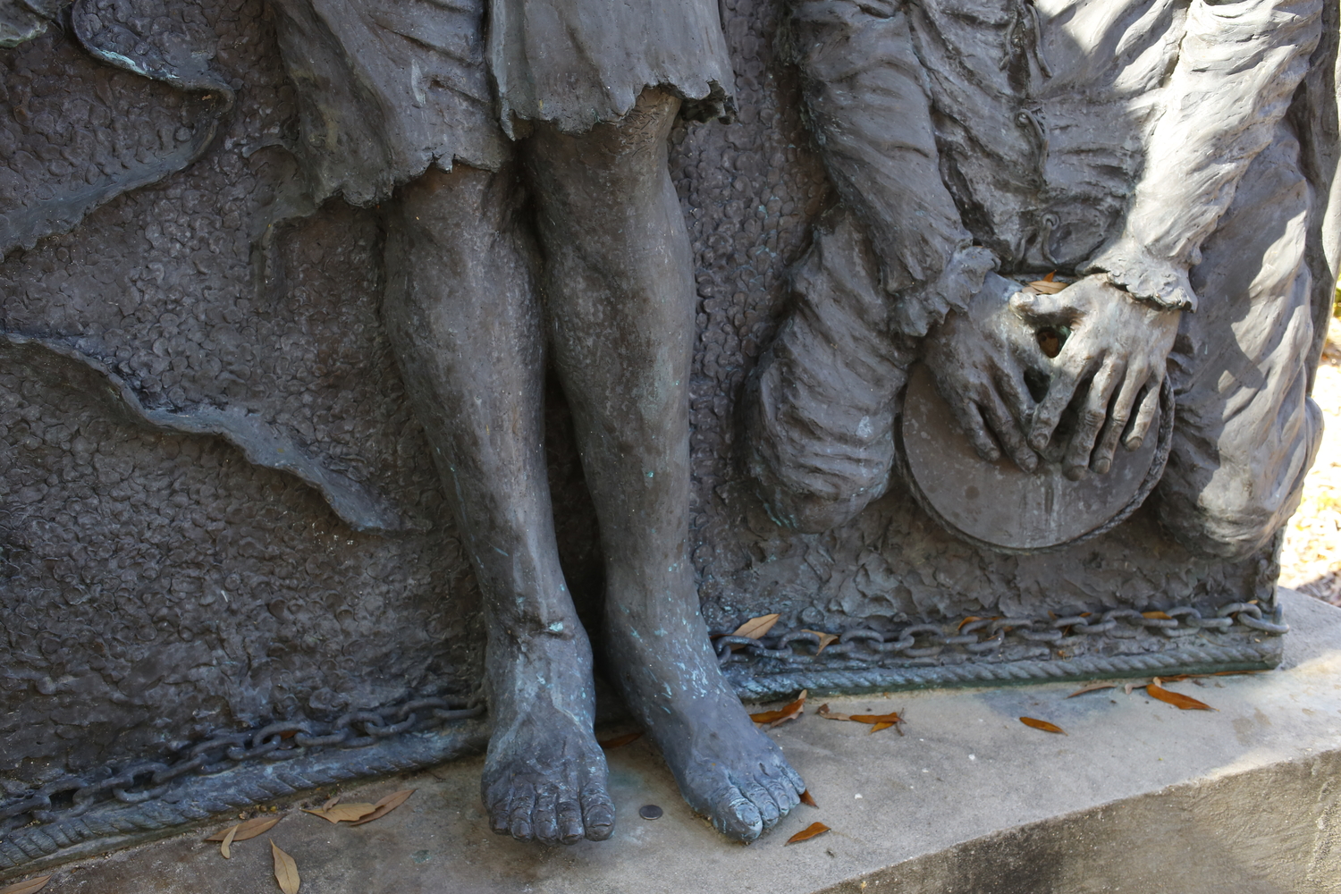 La sculpture à Congo square montrent des Africains qui dansent librement et jouent du tambour, mais des chaînes sont représentées pour ne pas faire oublier leur statut d’esclave © Globe Reporters