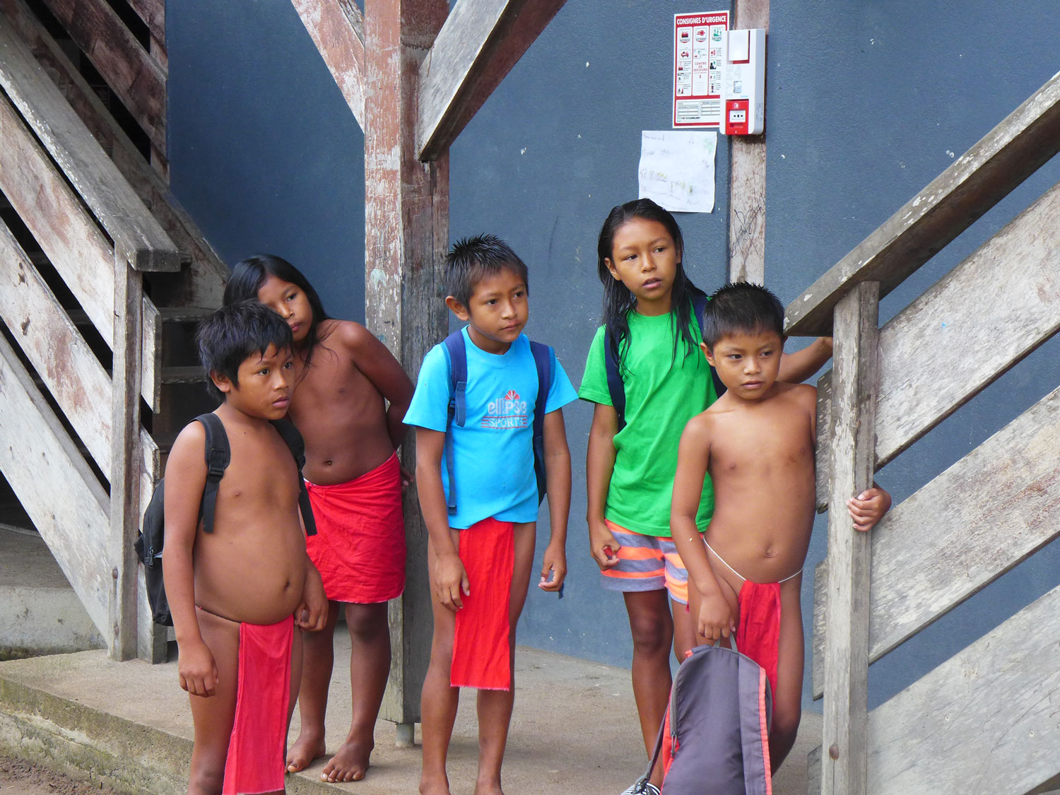 Des enfants attendent leur professeur.