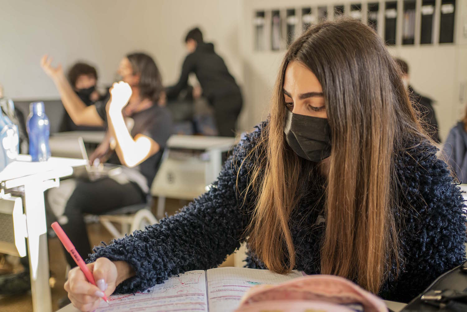 Elif dans sa salle de classe © Globe Reporters