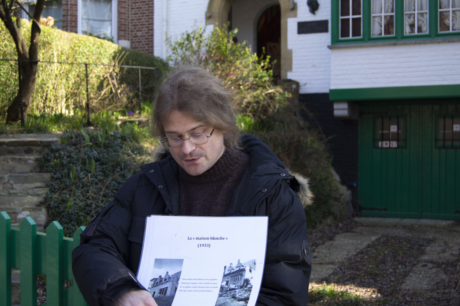 François-Xavier LAVENNE nous présente des photos historiques de la maison, du temps où Maurice CARÊME y habitait © Globe Reporters