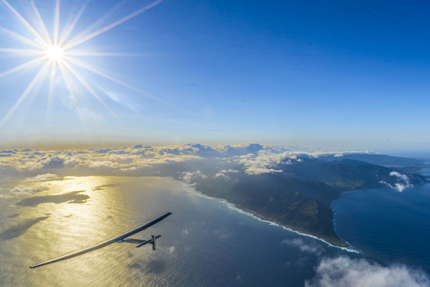 Solar Impulse 2 vient de décoller d’Hawaï, direction l’aéroport de Moffet près de San Francisco aux États-Unis © Solar Impulse