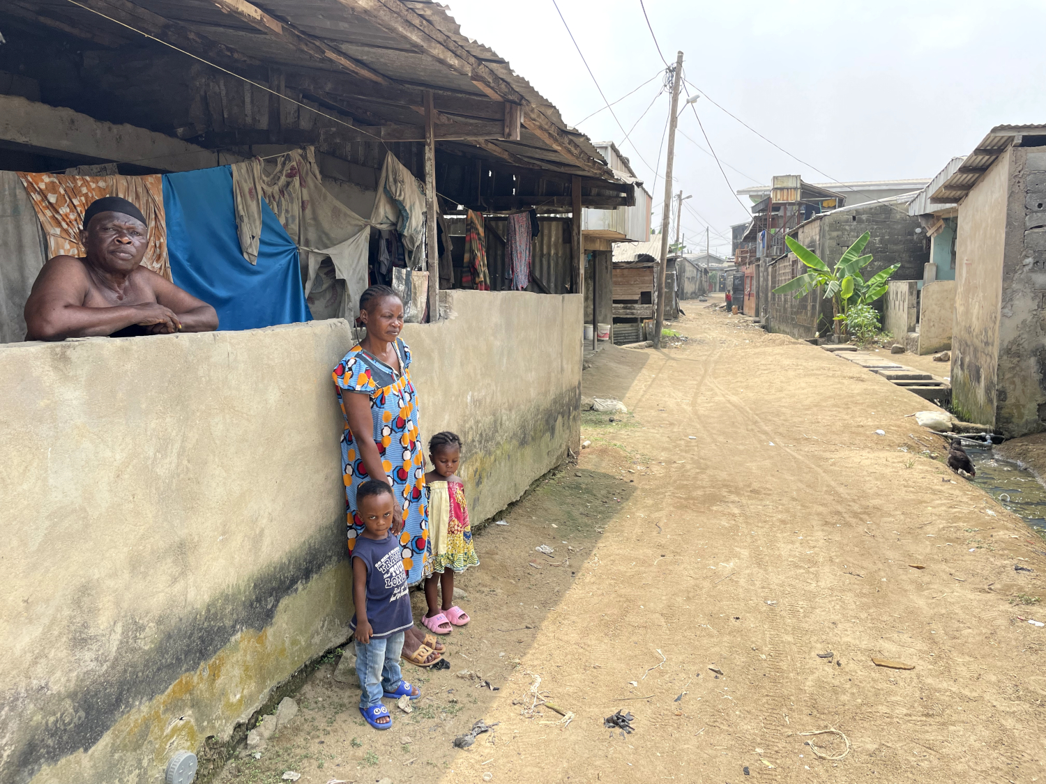 À Makepe-Missoke, les rues sont toutes en terre qui se transforme en boue pendant la saison des pluies © Globe Reporters