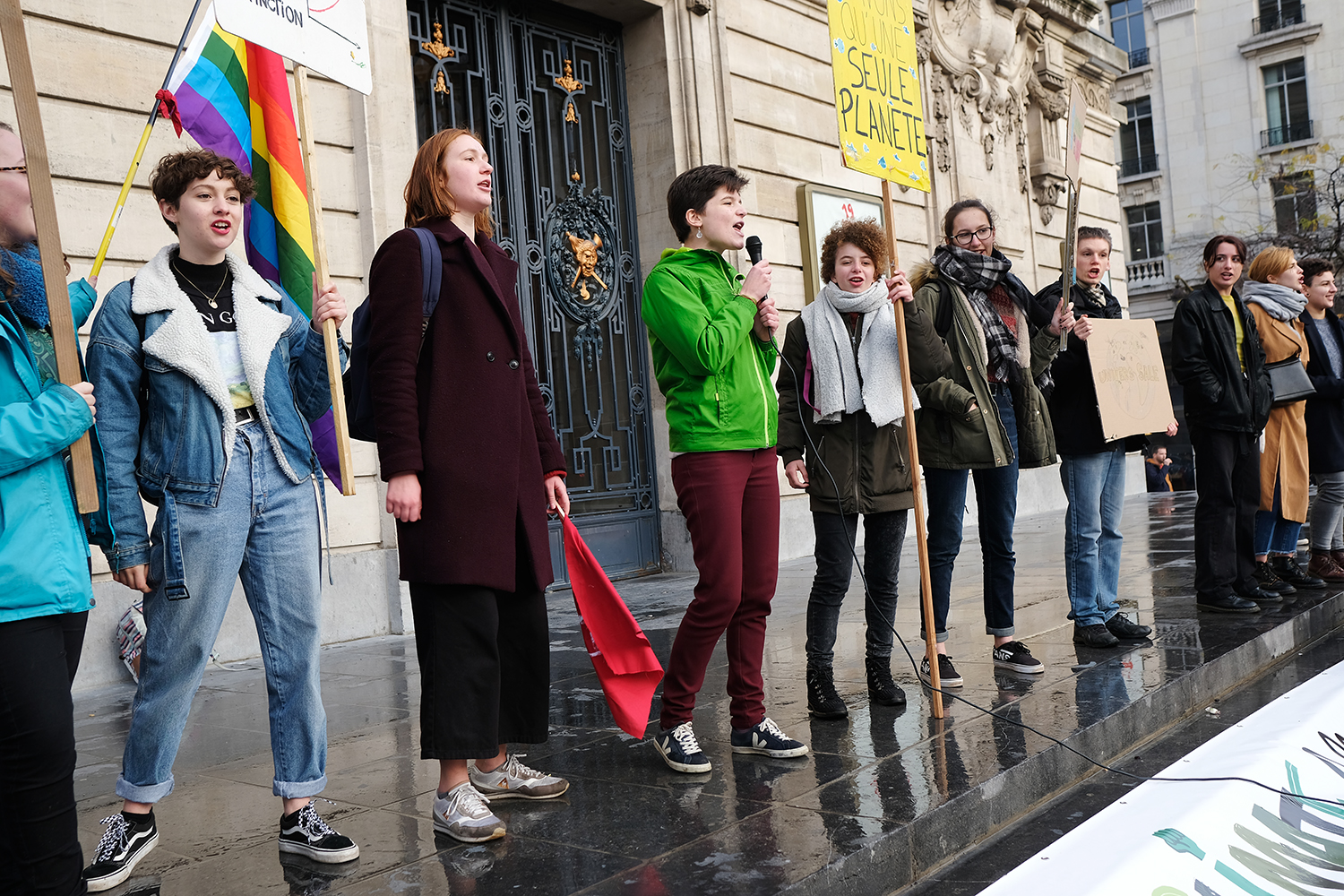 « On est plus chaud, plus chaud, plus chaud que le climat », entonnent les manifestants © Globe Reporters