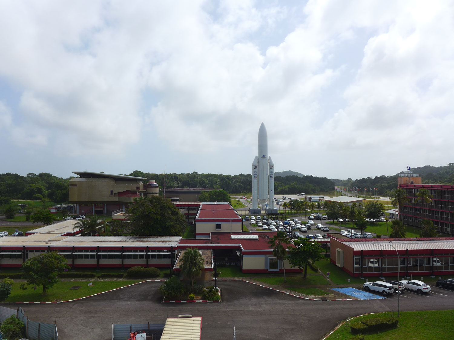 Vue générale de la partie administrative du centre spatial.