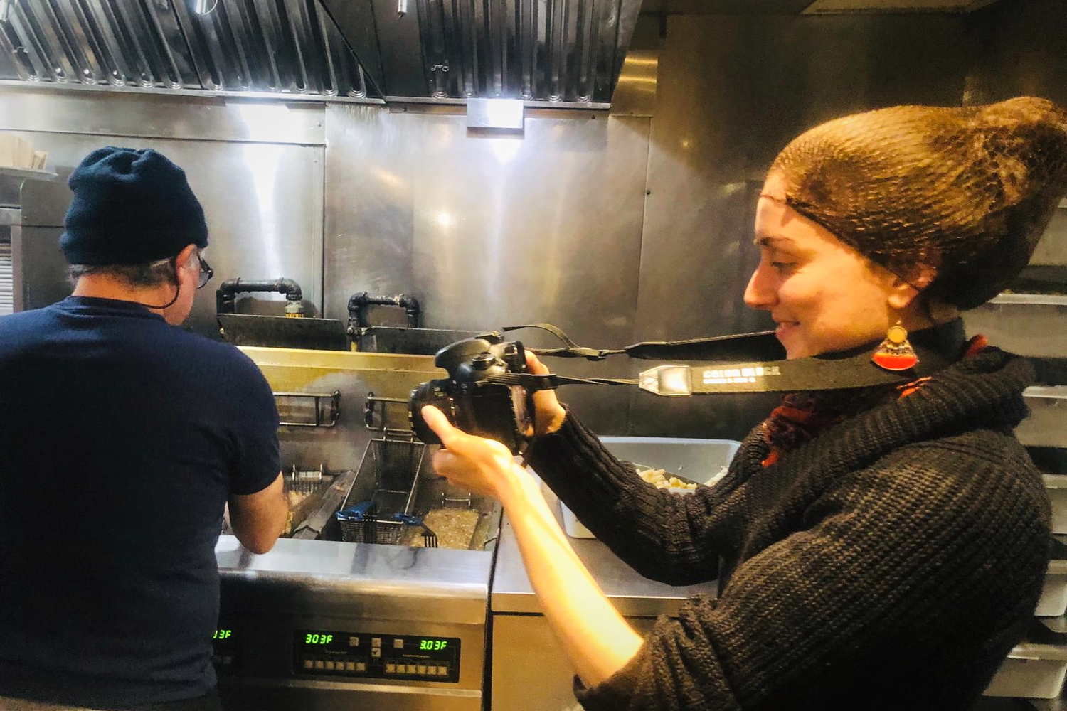 Marine LEDUC, l’envoyée spéciale, filme la préparation de la poutine. Dans la cuisine, elle doit porter un bonnet pour l’hygiène.