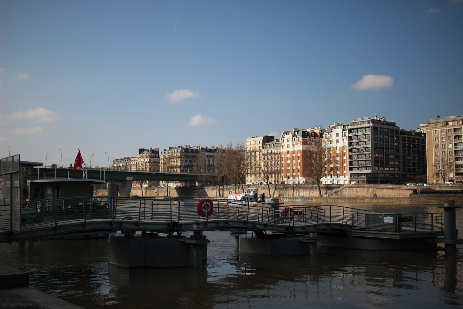 Située dans le même quartier que la Préfecture de région Île-de-France - Préfecture de Paris, la rédaction est tout à côté de la Seine © Globe Reporters