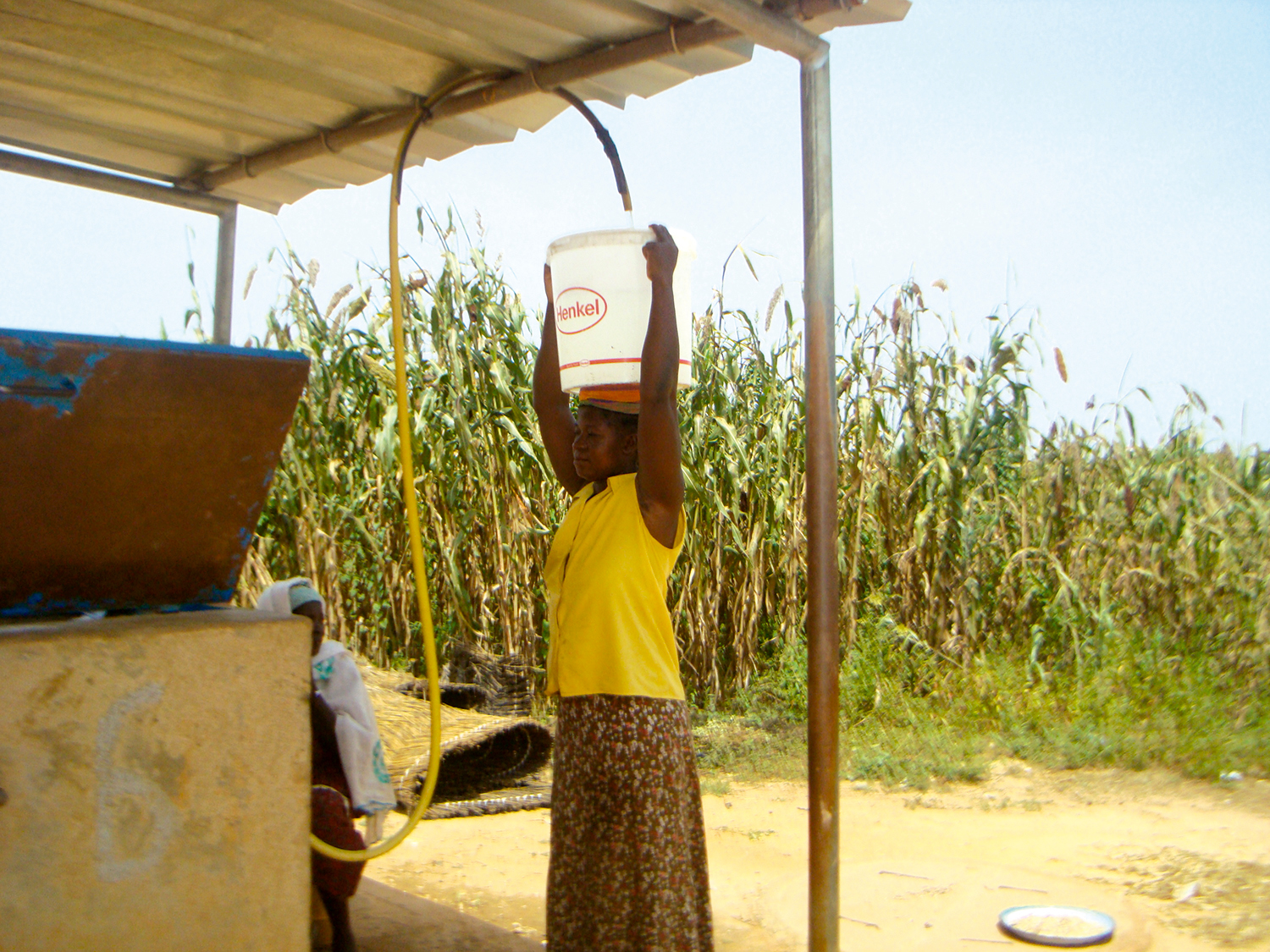 Des bornes-fontaines pour rapprocher l’eau des populations. Crédit photo ONEA