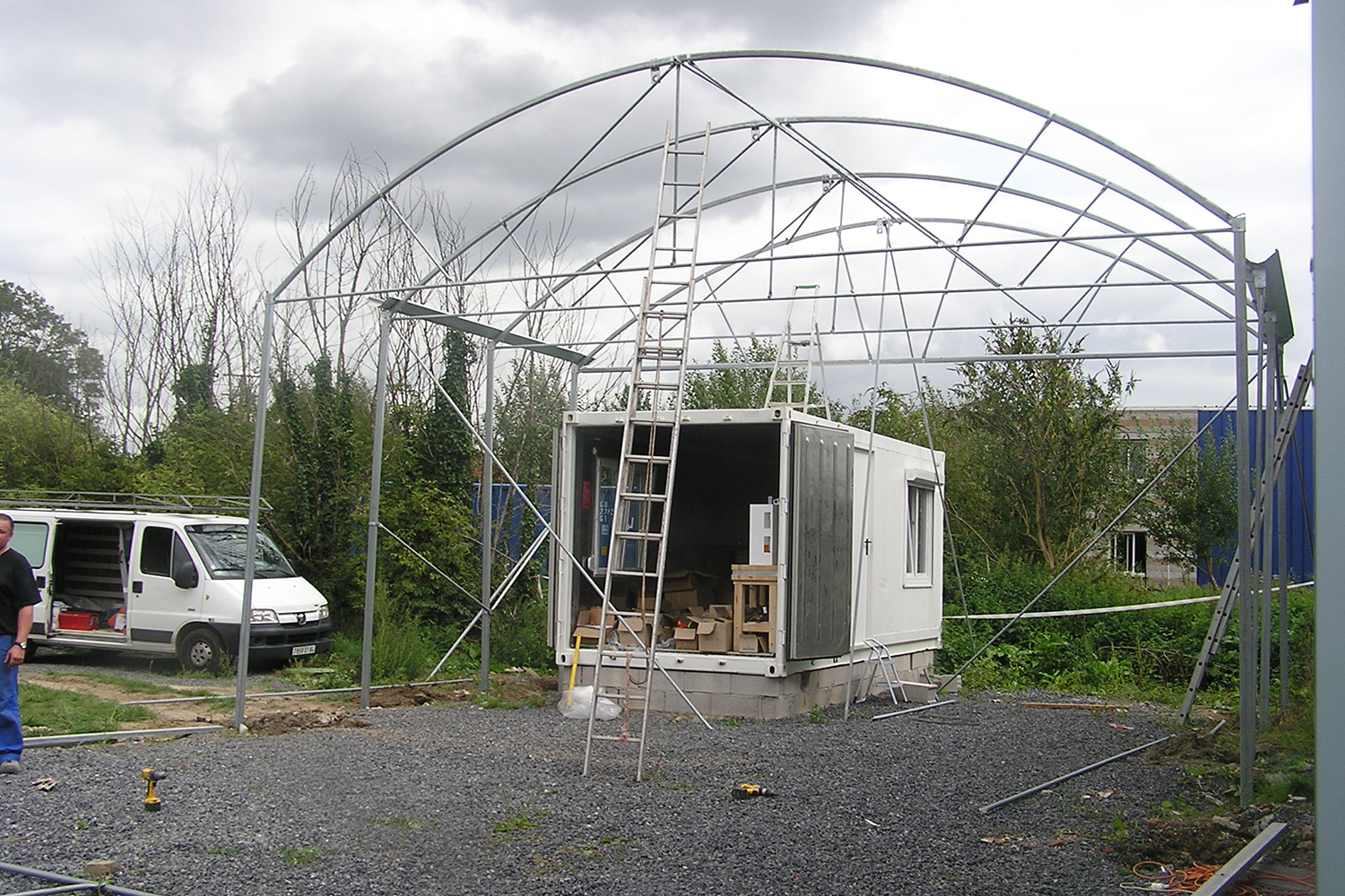 Et la construction de la structure de la serre. ©Patrick PARTOUCHE