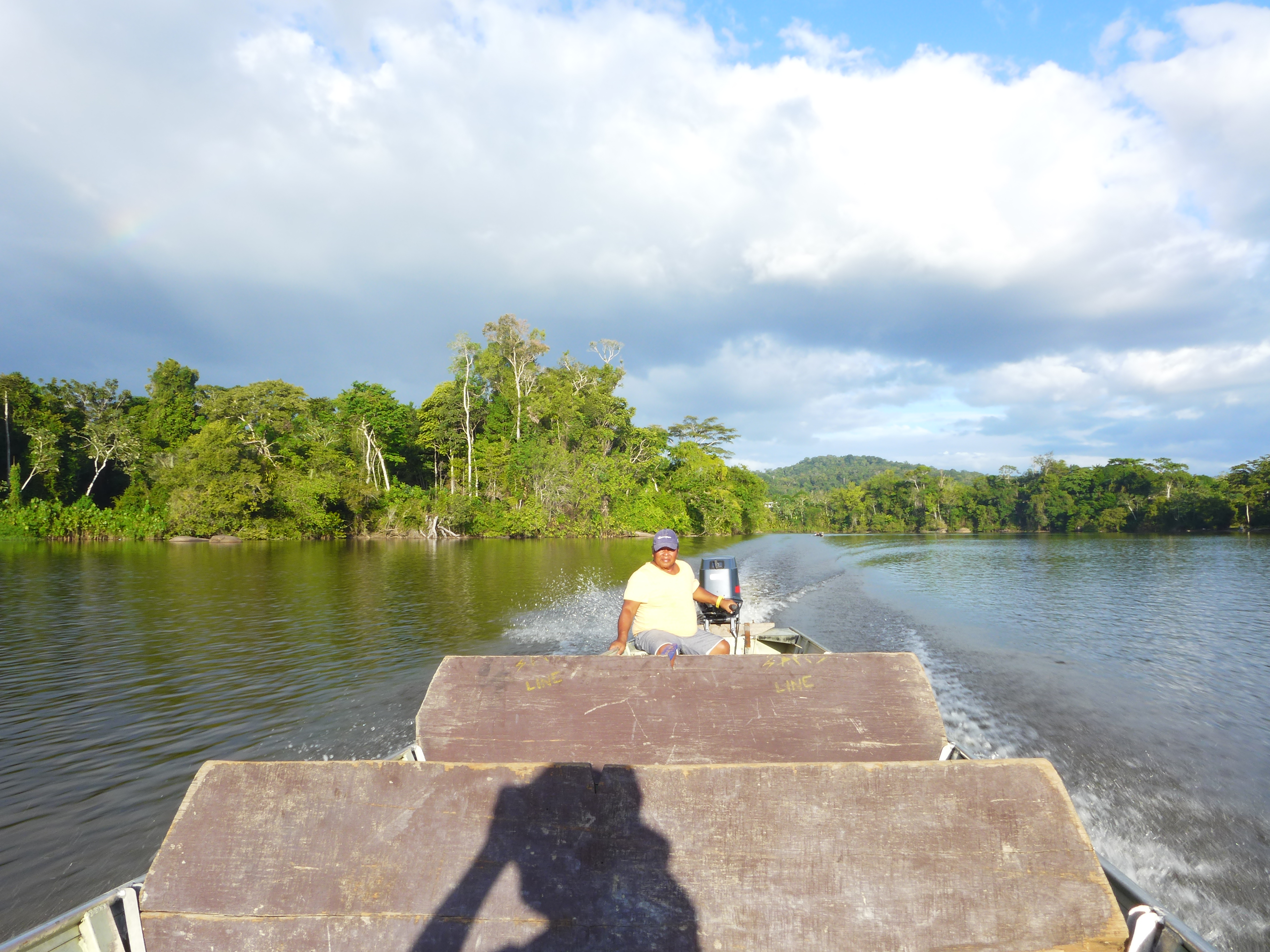 Voyage en pirogue sur le fleuve du Haut-Maroni.