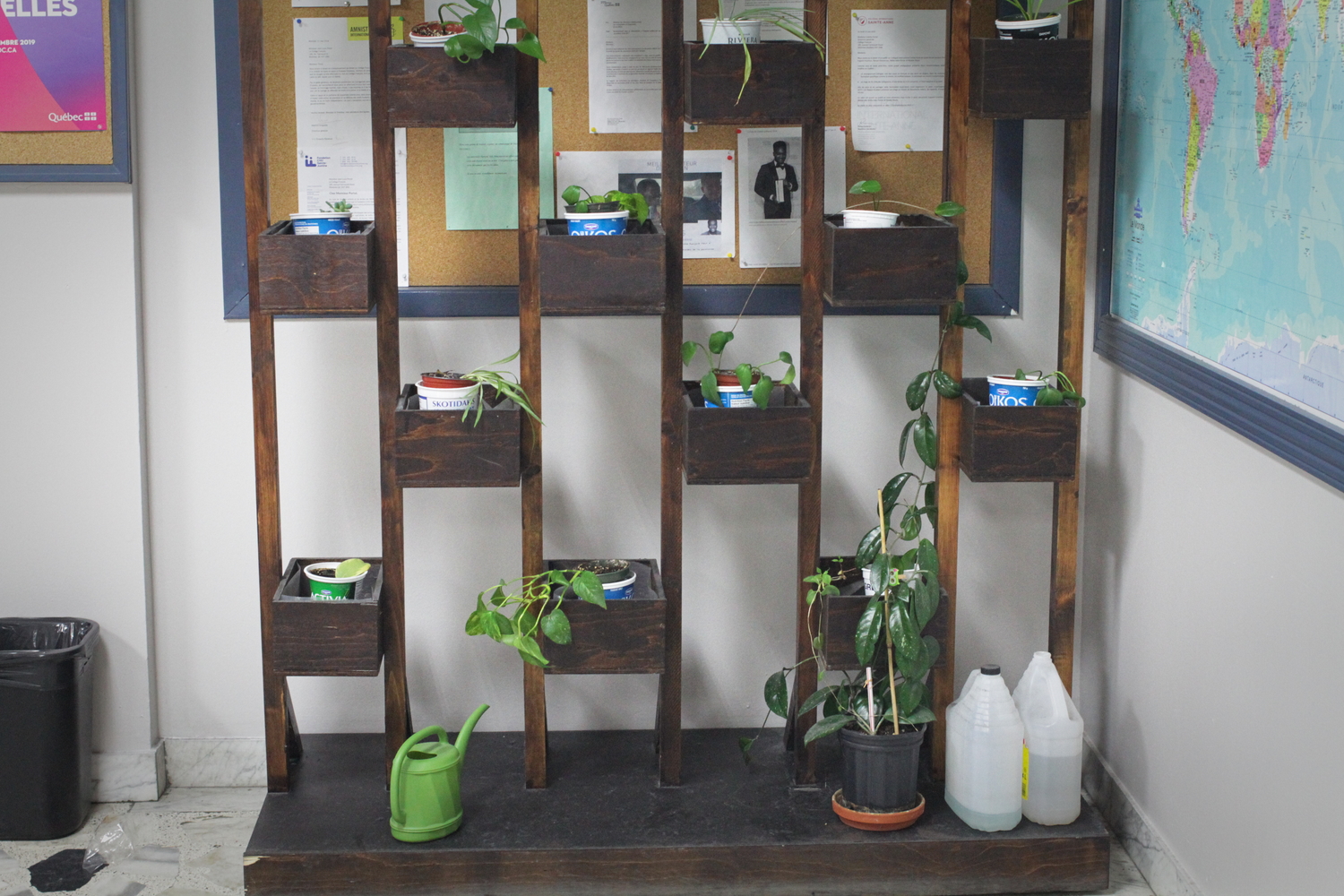 Dans le couloir d’entrée, un projet du cours d’environnement de Céline CHARETTE.