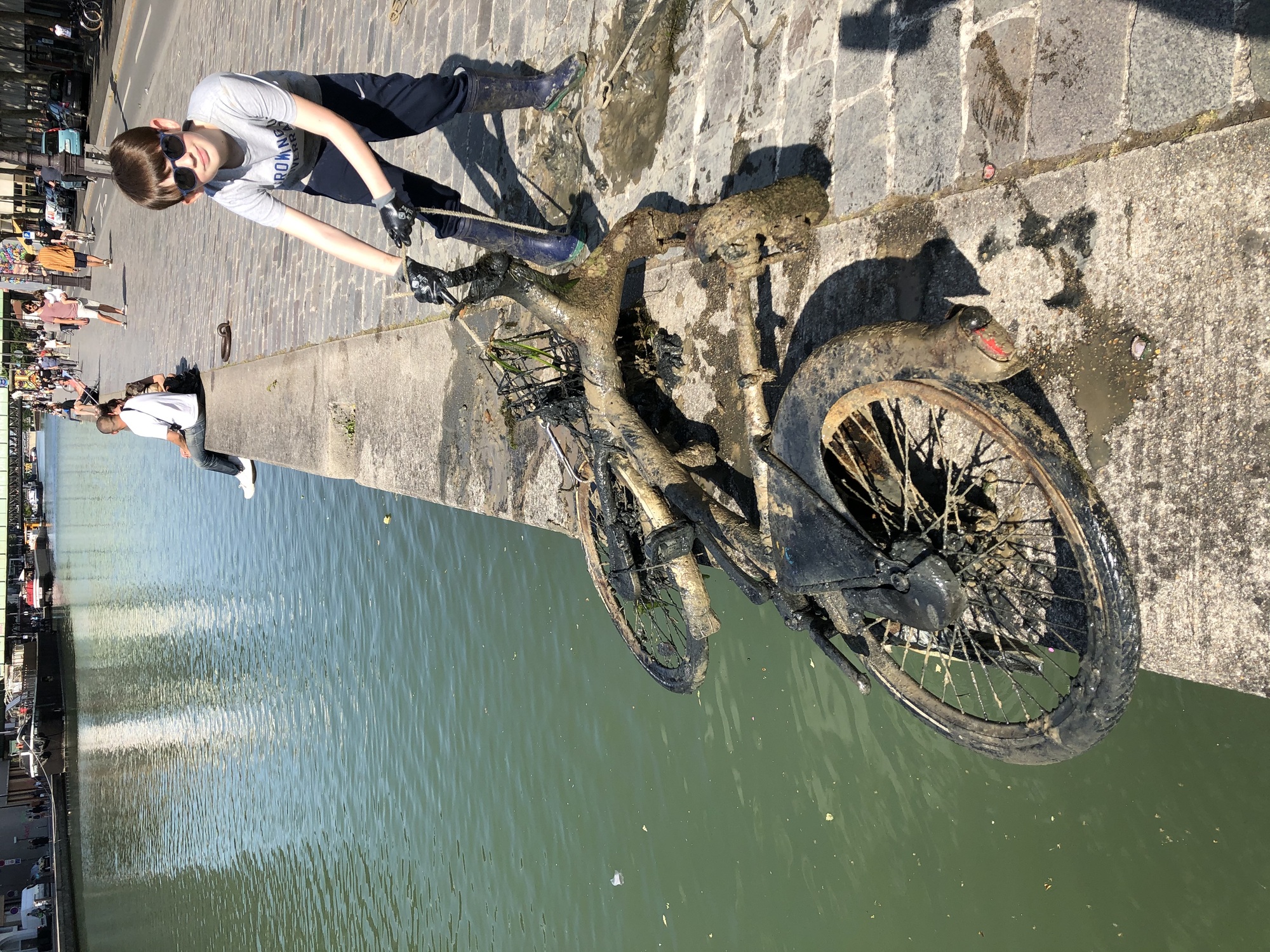 Raphaël pose avec le vélo qu’il vient de repêcher. Parfois, il demande leur aide à des passants pour tirer les objets les plus imposants. Une fois, c’est une voiture qui a dû tracter une moto, sa trouvaille la plus lourde © raf_sur_seine