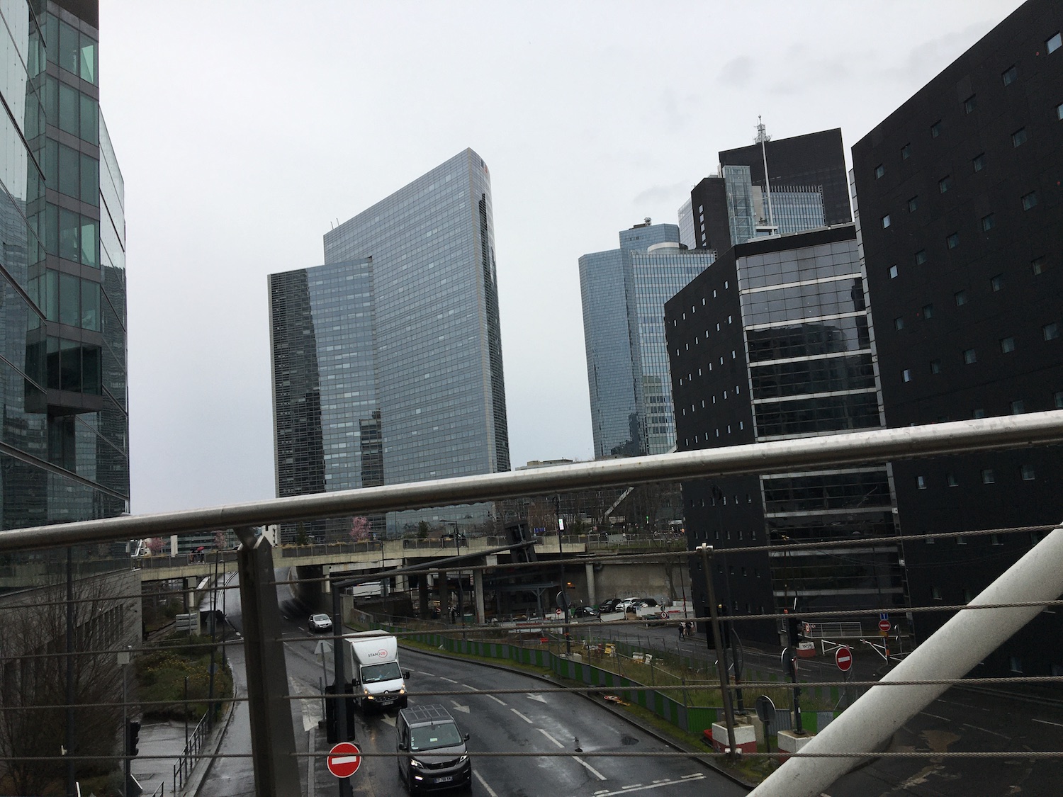 Les alentours de l’Agence comptent de nombreux immeubles de bureaux dans des quartiers très minéraux © Globe Reporters