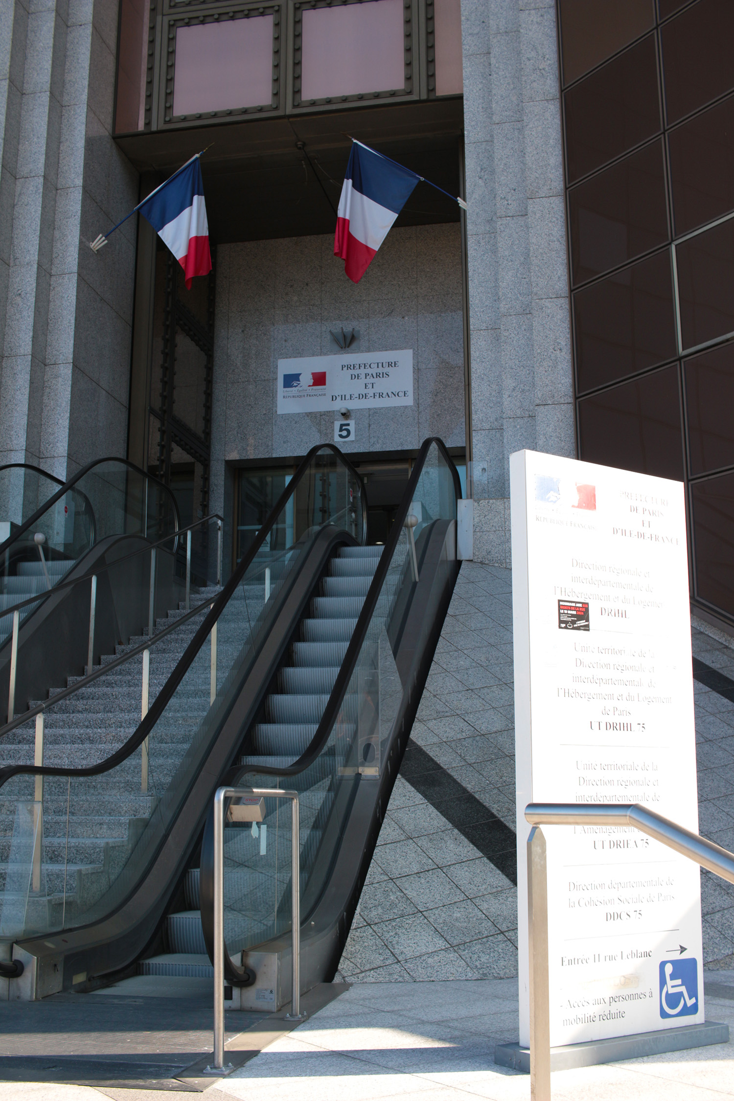 Entrée principale de la Préfecture de région Île-de-France et Préfecture de Paris © Globe Reporters