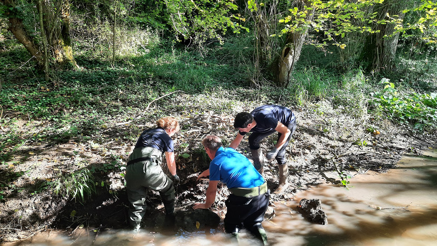 Une fois l’entretien terminé, Mathieu fait passer à Chloé quelques photos pour illustrer le travail des gardes-rivière. Sur cette photo, on peut les voir travailler sur la berge © SEMEA 