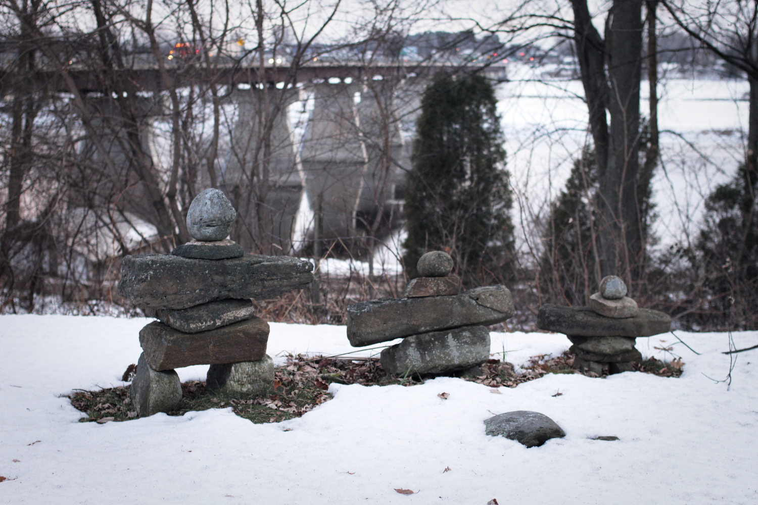 Des sculptures en pierre, sans doute des Inukshuks inuits. Un drapeau du Nunavik (drapeau inuit) est aussi présent à Odanak. Il est donc possible que des Inuits y habitent.