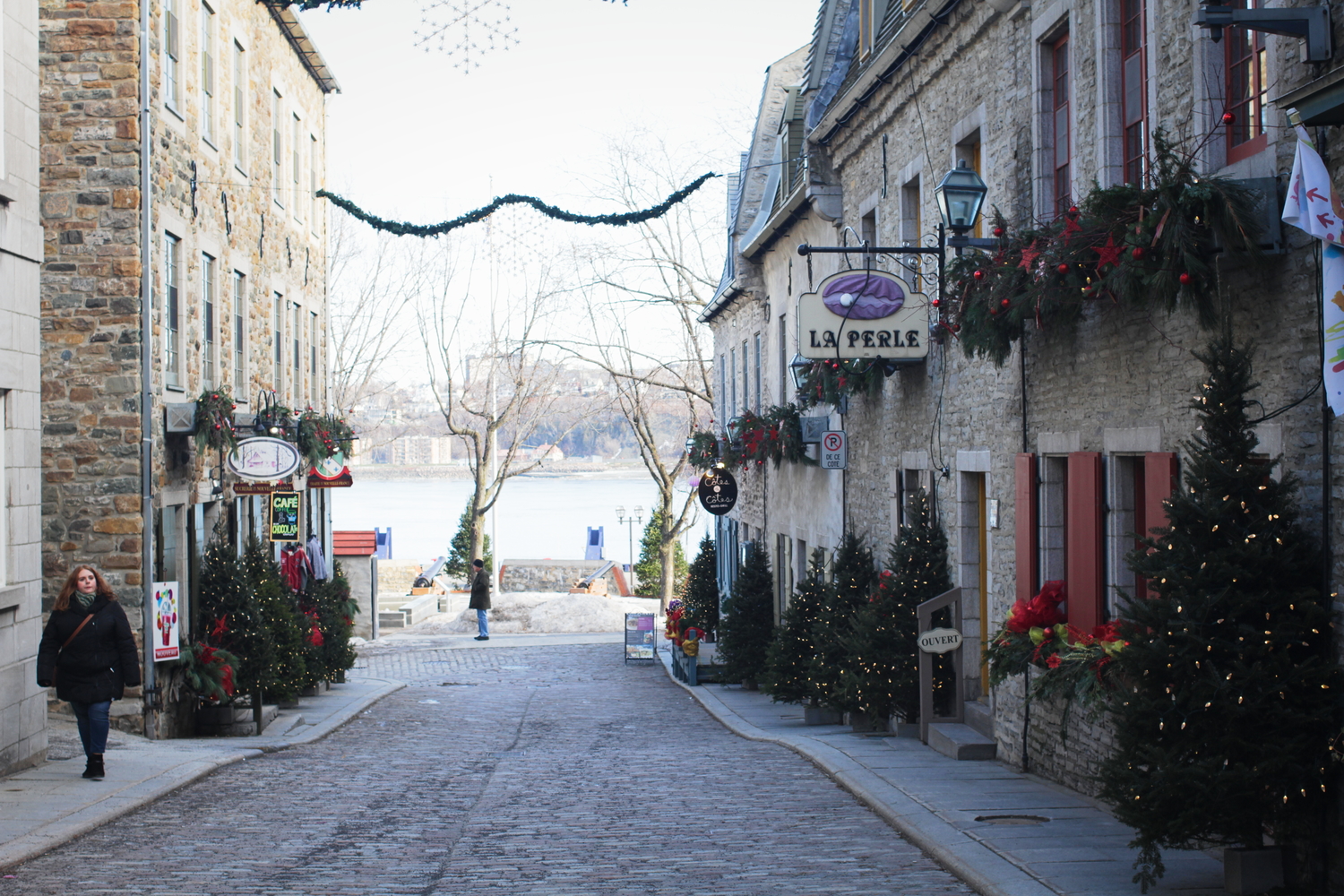 Une ruelle dans le Vieux Québec vers le fleuve Saint-Laurent.