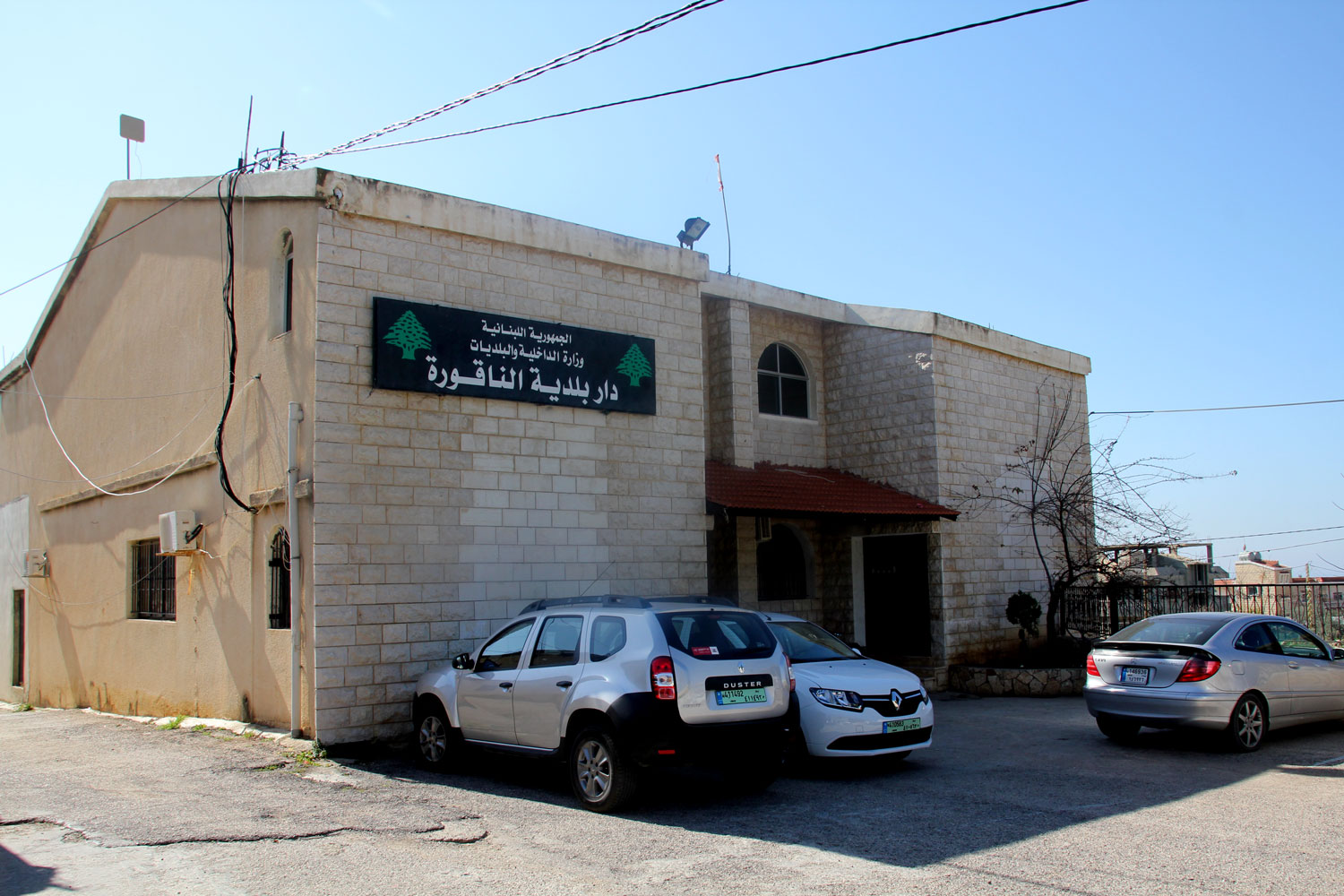 La mairie de Naqoura, seconde étape de la visite © Globe Reporters