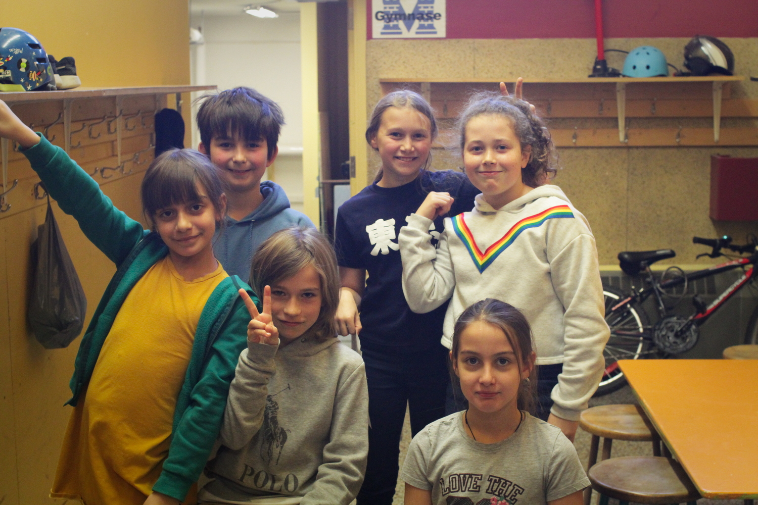 Les volontaires qui répondent aux questions de l’école BOILEAU : Adèle, Hubert, Lou, puis Juliette, Chloé et Alice.