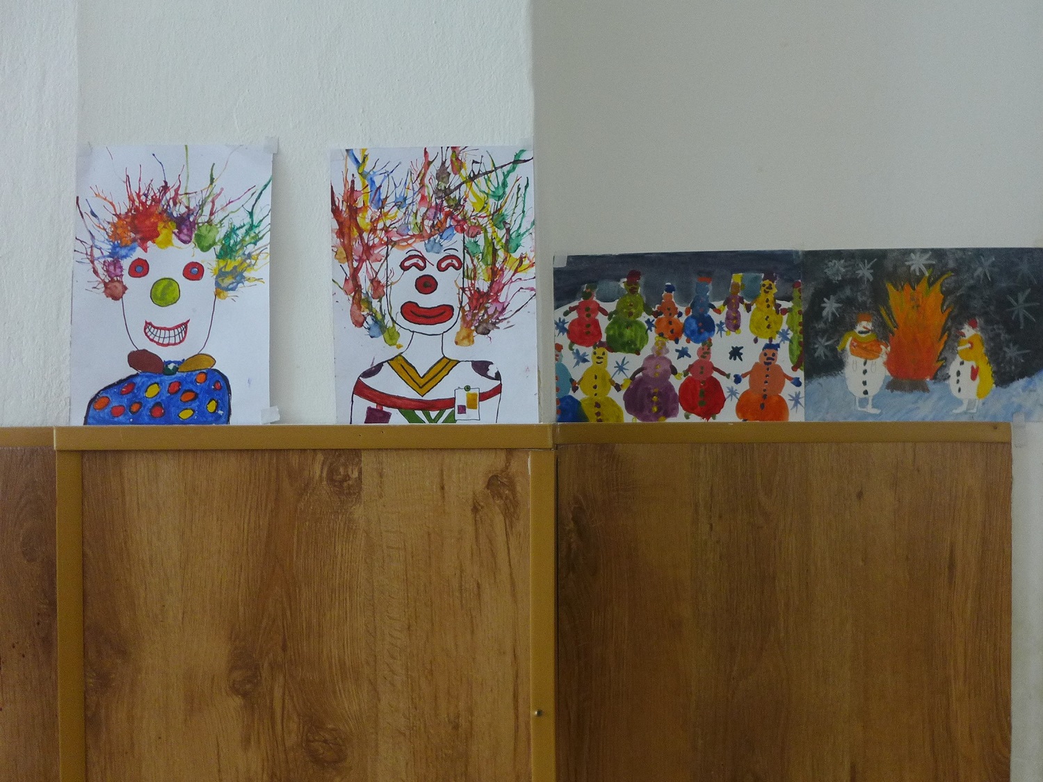Des dessins accrochés dans le couloir.