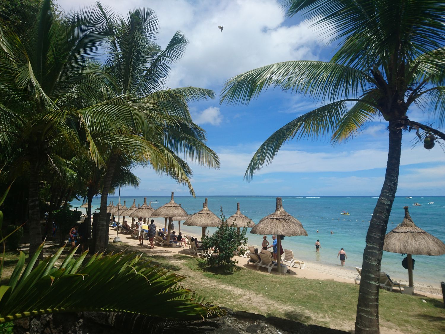 Une vue de la plage publique de Trou-aux-biches, juste à côté du Cardinal.