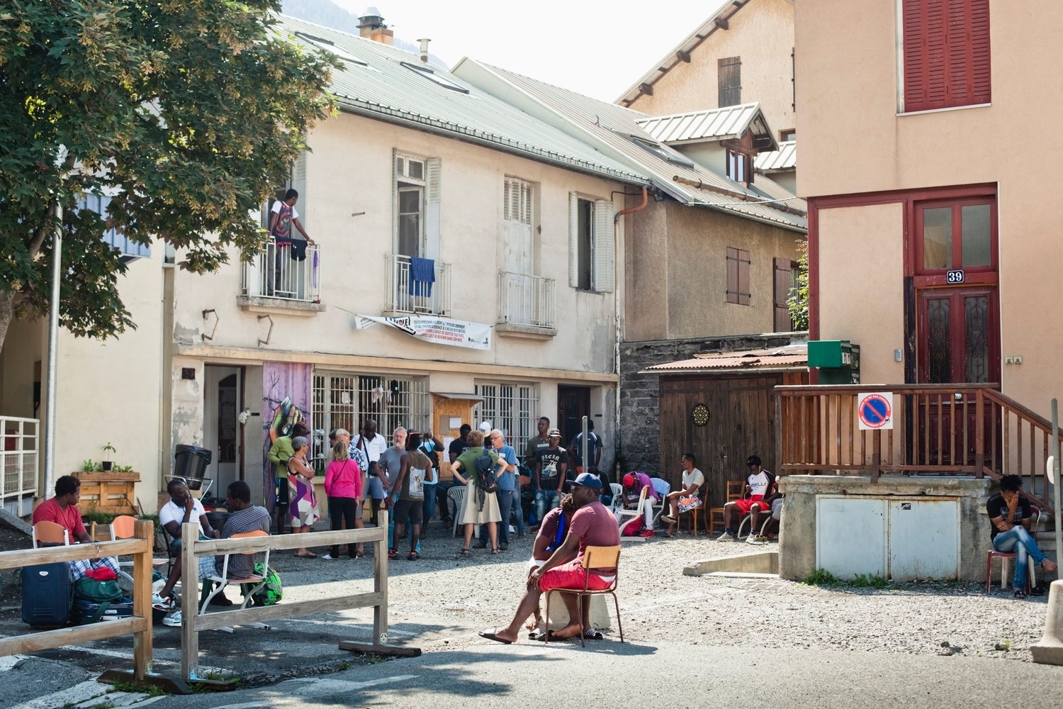 Une photo publiée le 24 juin 2019 par Refuges Solidaires, avec laquelle l’association annonce l’arrivée de 24 exilés après plusieurs heures de marche, et appelle aux dons de produits de première nécessité. (Crédits : Facebook / Refuges Solidaires)