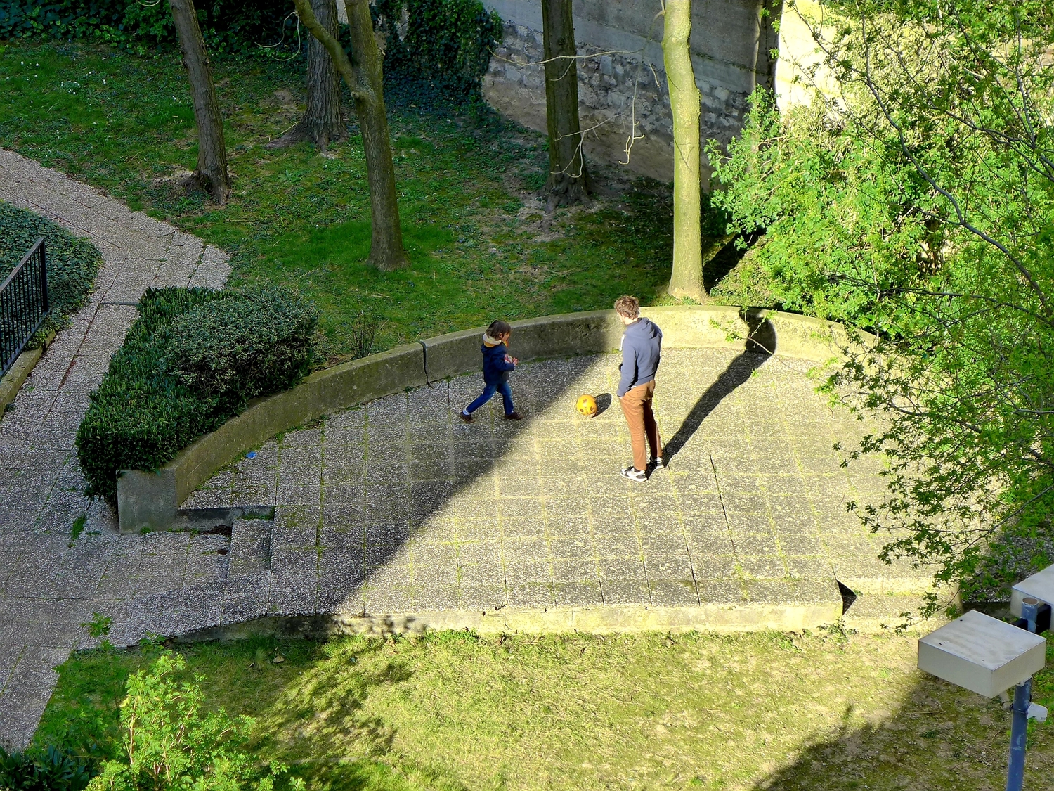 Les habitants s’occupent comme ils peuvent, certains parents jouent avec les enfants dans le jardin de la résidence.