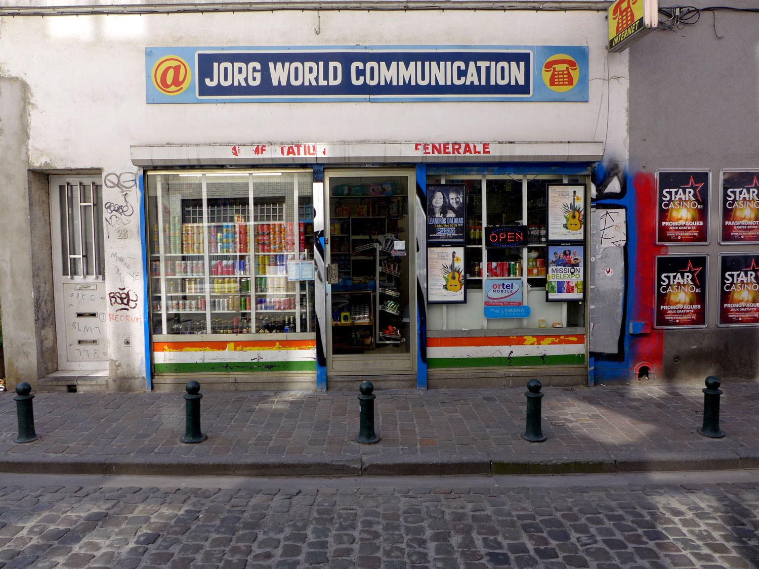 Une épicerie du quartier aux couleurs mondiales.