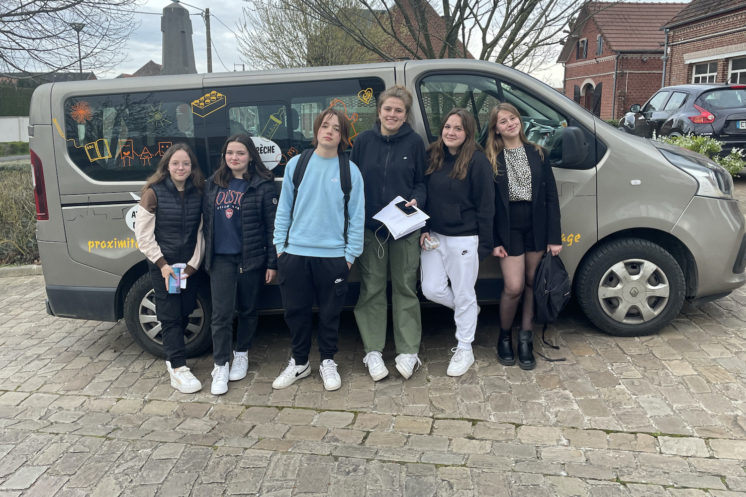 Le mini-bus se déplace dans plusieurs villages à la rencontre des jeunes et habitants © Globe Reporters