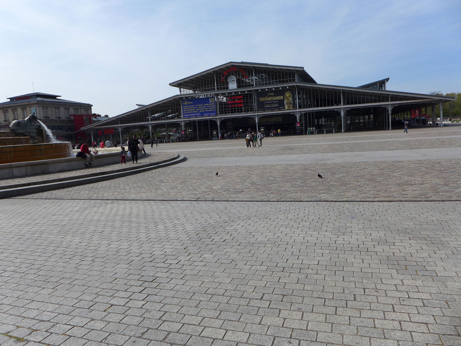 La Grande Halle de la Villette qui accueille des expositions, des concerts et des événe-ments en tout genre.