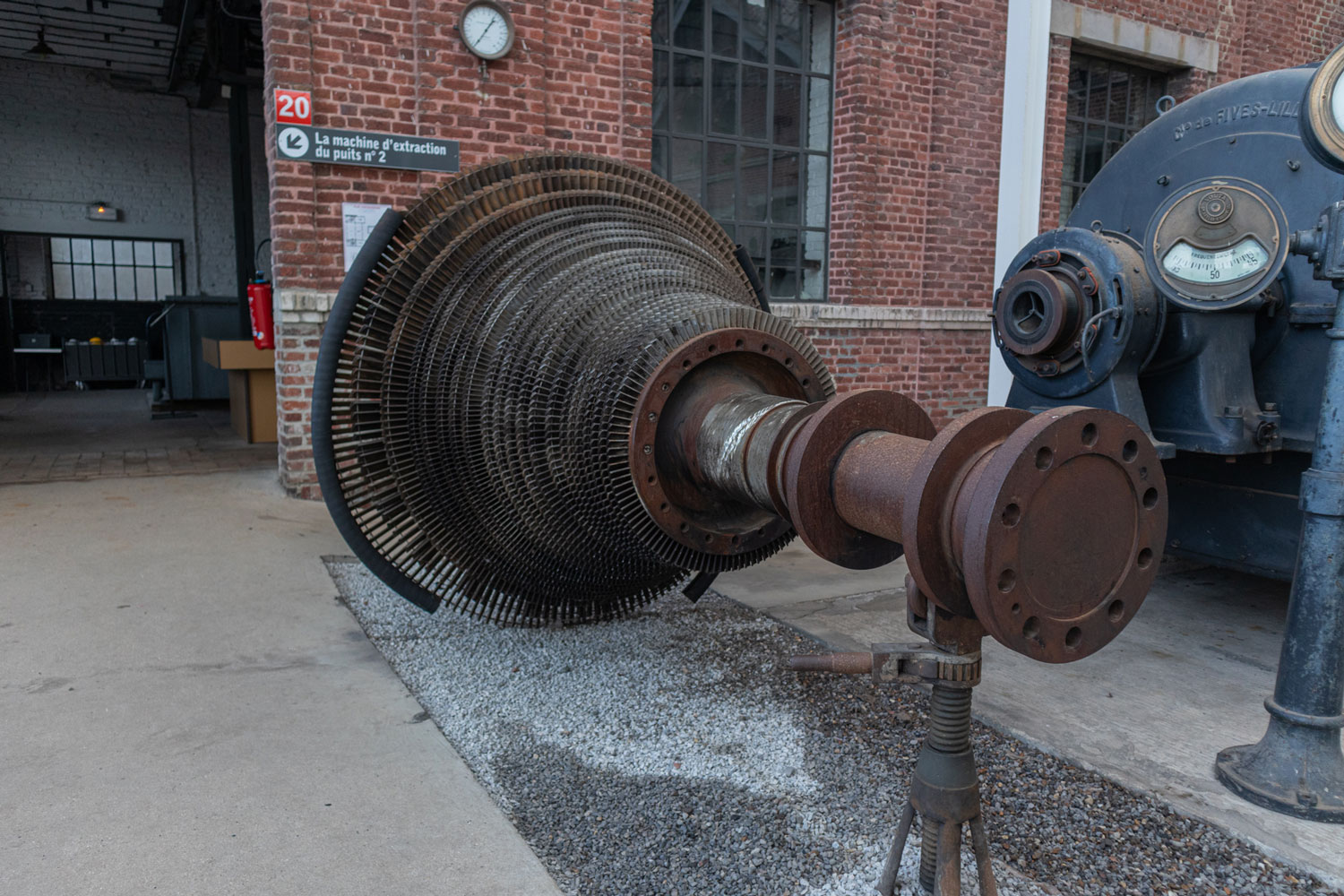 Turbine à ailettes du constructeur Schneider Westinghouse, provenant d’un groupe turboalternateur de la centrale électrique d’Hénin-Liétard. Fonctionnement : La vapeur d’eau, sous pression et en mouvement, pousse les pâles de la turbine qui se met à tourner et entraîne l’alternateur qui produit de l’électricité. Source : Centre Historique Minier de Lewarde