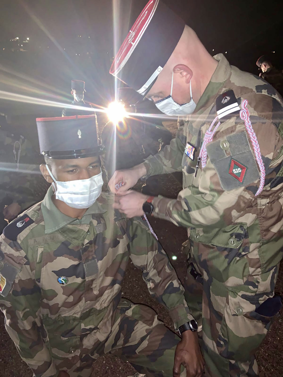 Remise de képis/fourragère. Cette séquence symbolique de la remise de képis et de la fourragère marque la fin de la formation générale initiale (FGI) et l’entrée officielle dans la grande « famille » des gazelles blanches (surnom donné aux tringlots du 515e régiment du train). Grâce à son passé, le 515e régiment du train fait partie des régiments ayant droit au port de la fourragère aux couleurs du ruban de la croix de guerre des théâtres d’opérations extérieures (rouge et bleu) © Brigadière Anaïs