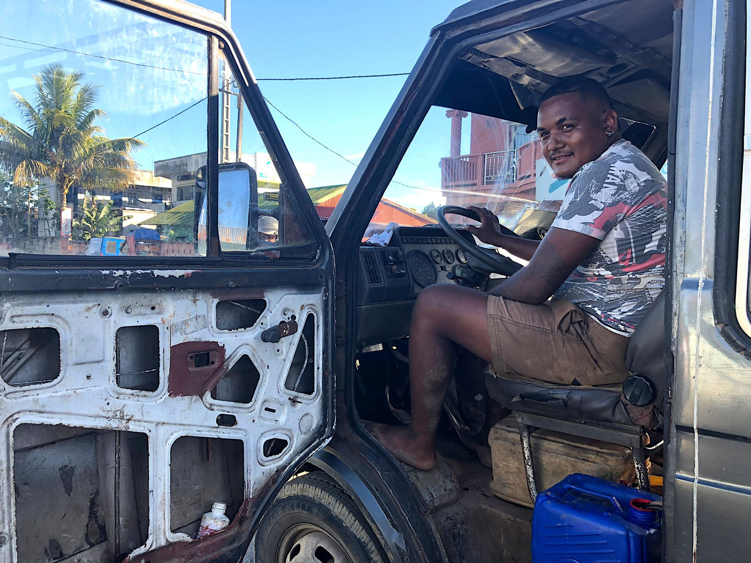 Lanza RAKOTOARISOA au volant de son taxi-brousse qui est tombé en panne en raison du mauvais état de la route © Globe Reporters