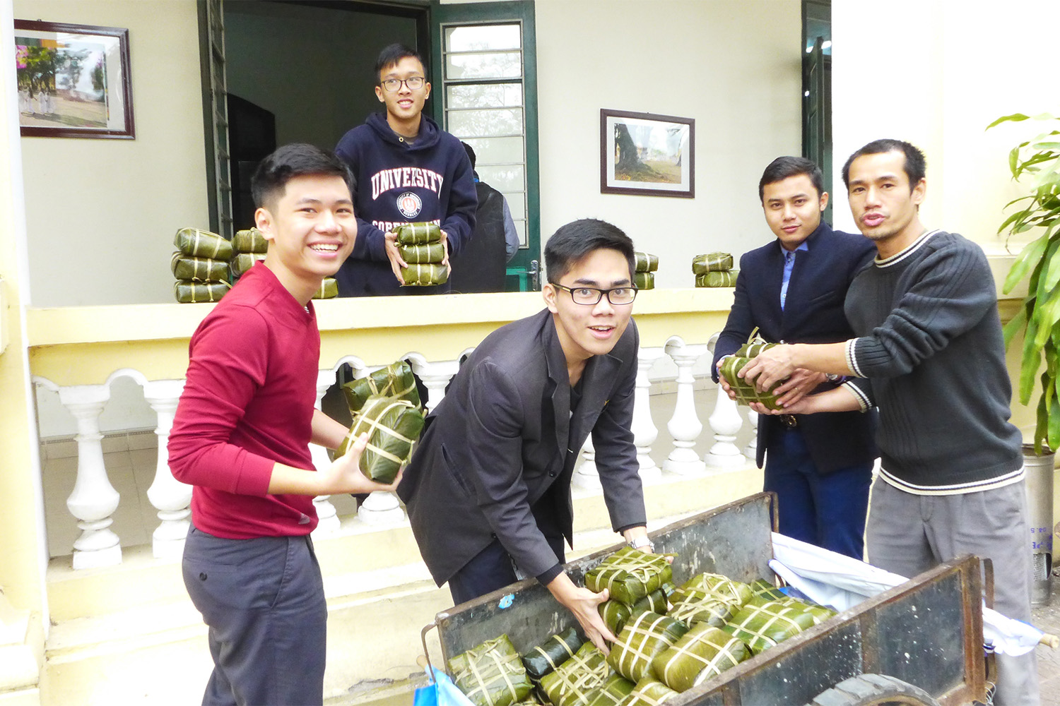 En cette période de Têt, des banh chung sont distribués aux élèves et aux enseignants.