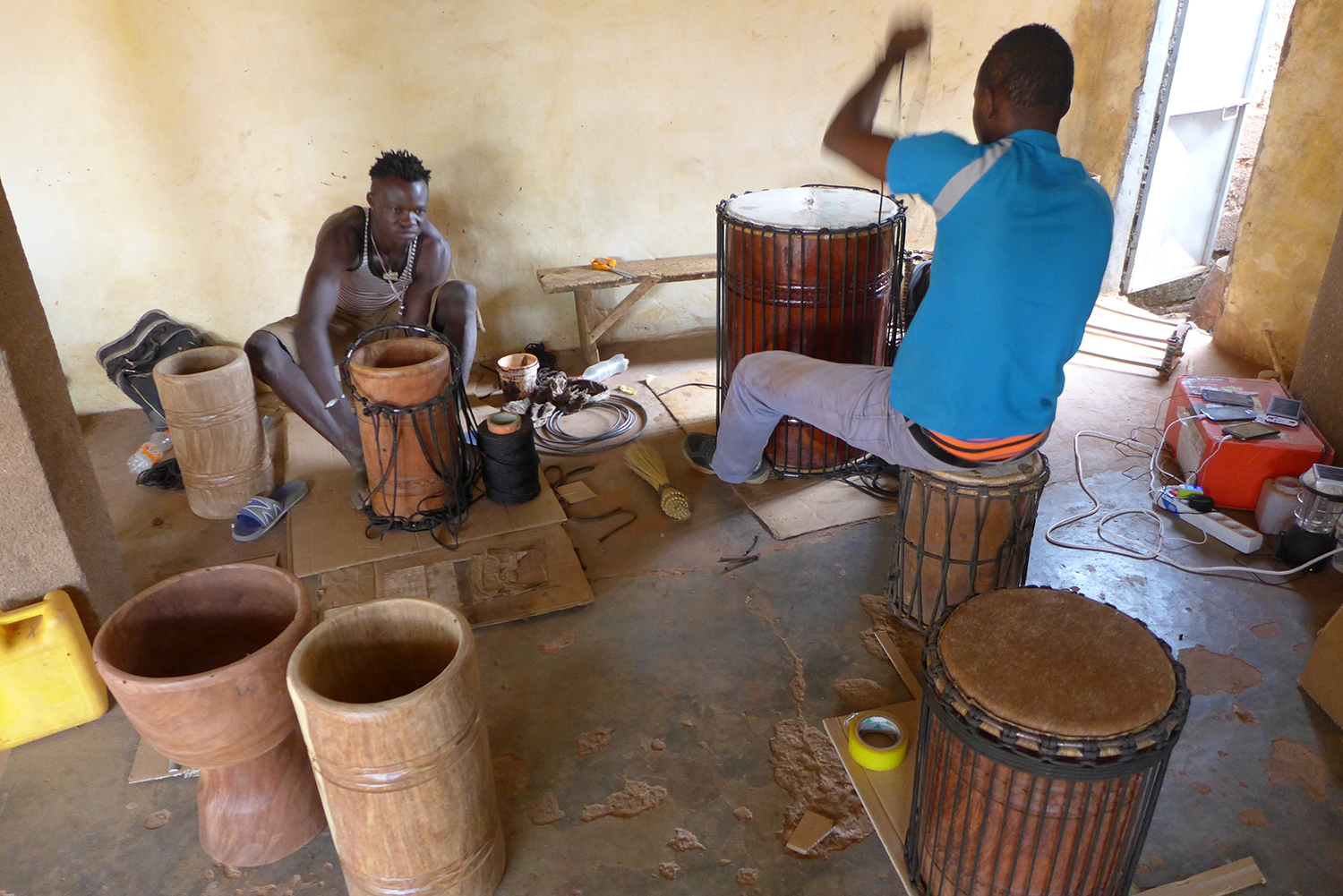 Fabrication des djembés et dununs. 