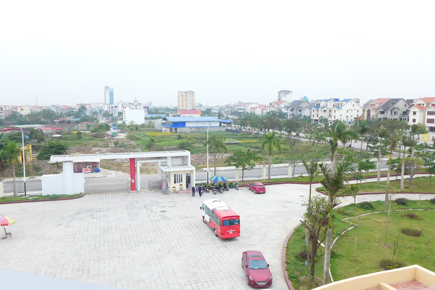 « Vous voyez, ces fleurs que les gens achètent pour le Têt ? C’est une spécialité d’Haiphong, me dit le professeur Son Thiên. Avant, ici, il n’y avait que ça, des champs de fleurs. Mais l’urbanisation gagne du terrain, et aujourd’hui, nous sommes là. » 