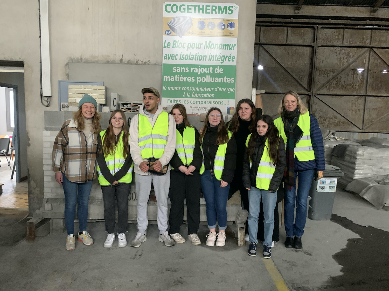 La visite s’effectue par petits groupes. Par mesure de sécurité, il faut s’équiper de gilet jaune et de bouchons car les bruits des machines sont assourdissants © Globe Reporters