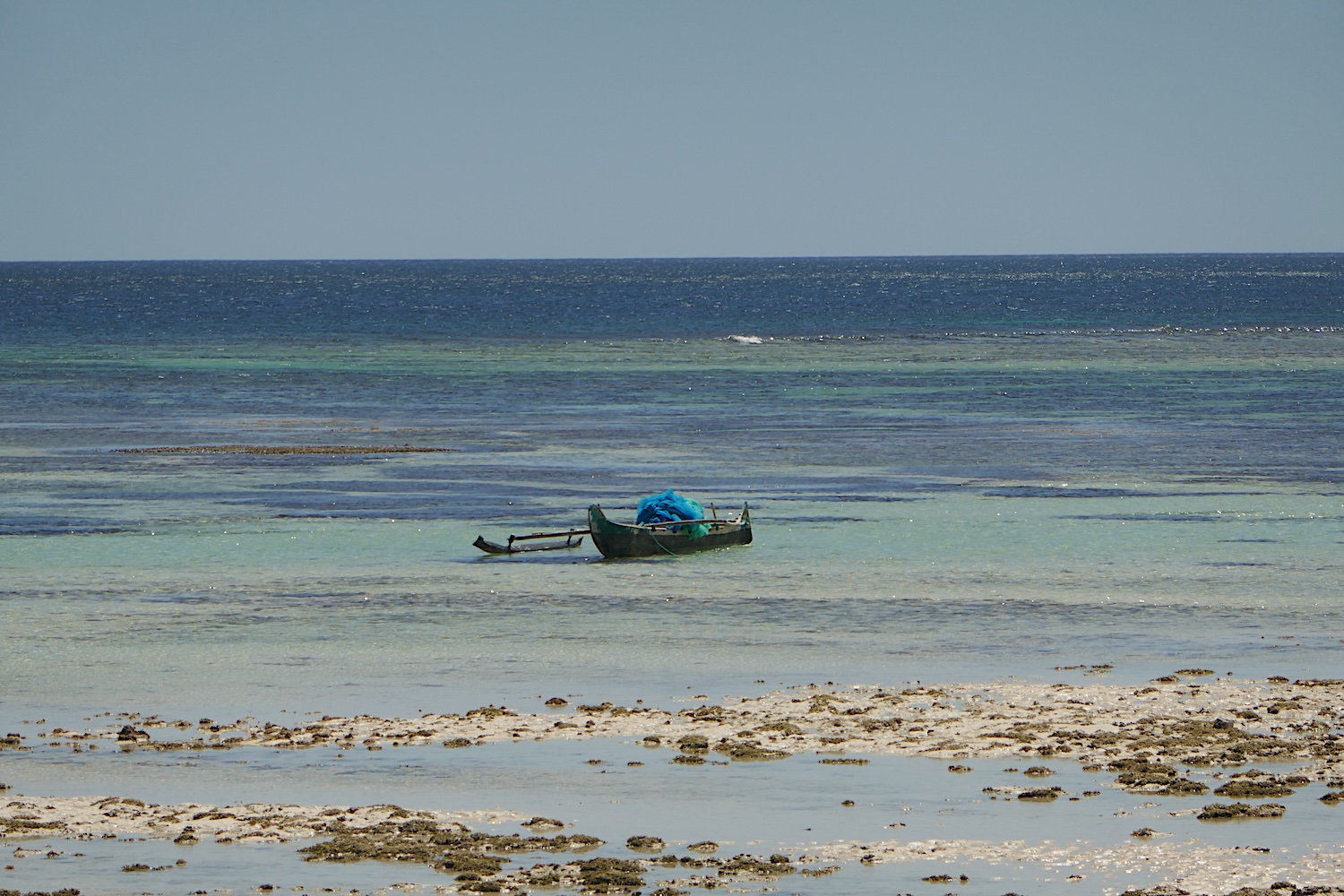 Une pirogue vient de rentrer après quelques jours de pêche © Globe Reporters