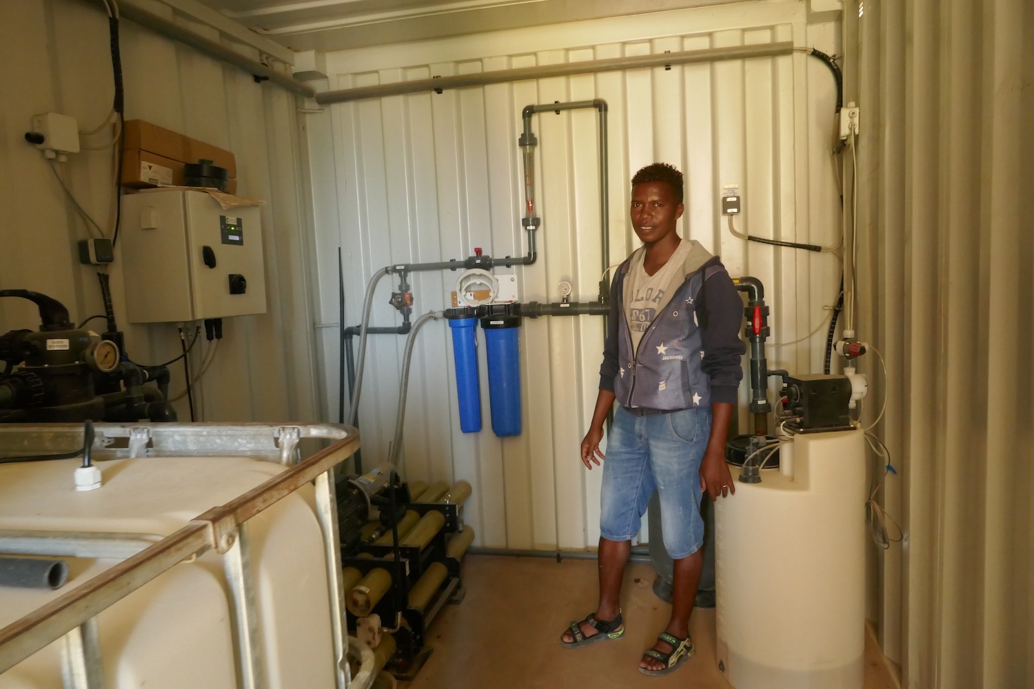 À l’intérieur du bâtiment, le système de désalinisation d’eau. Lalayla est le responsable de TransMad chargé de veiller au bon fonctionnement des machines qui transforment l’eau salée en eau potable pour le collège, mais aussi pour les habitants d’Efoetse et des villages des alentours © Globe Reporters