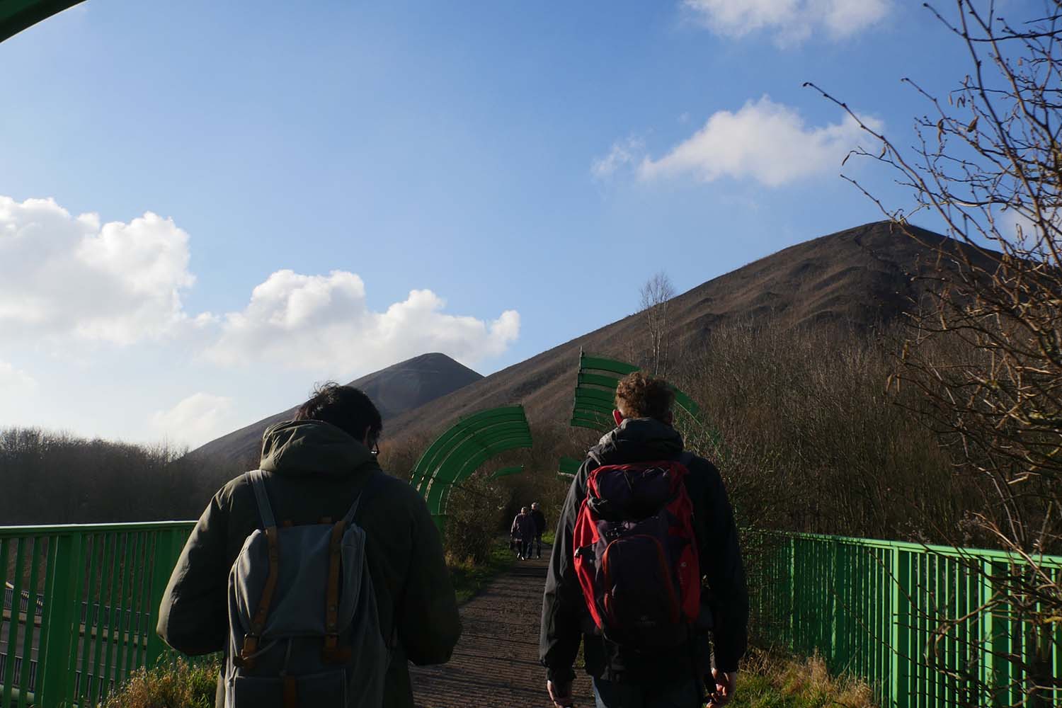 En route pour l’ascension des terrils jumeaux de Loos-en-Gohelle © Globe Reporters